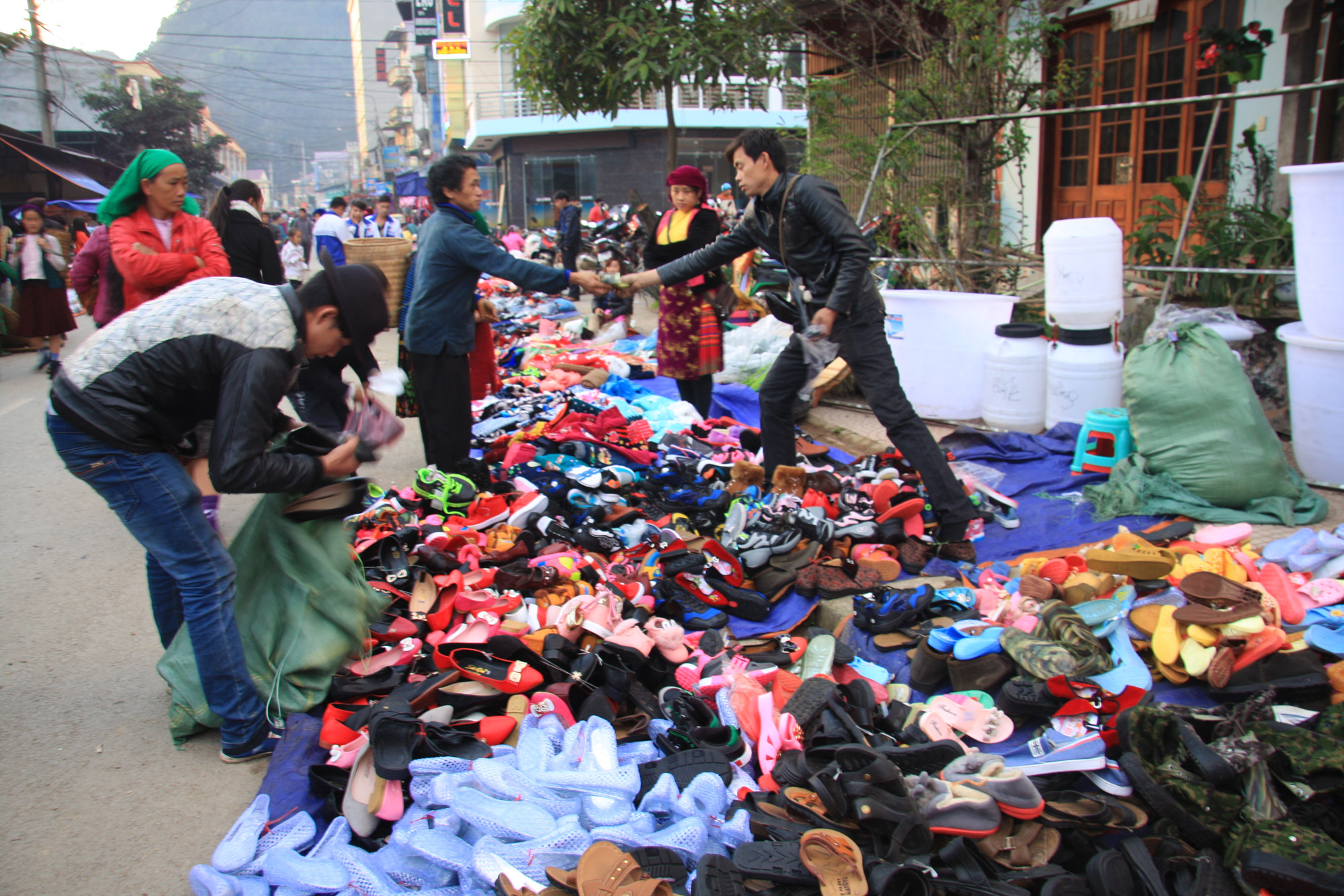 Gian hàng vải vóc, quần áo, đồ vải lanh, thổ cẩm truyền thống cũng là điểm đến hấp dẫn đối với phái đẹp. Trang phục của các dân tộc được bày bán, hầu hết là sản phẩm thủ công, xen lẫn một số đồ may sẵn của người Kinh.