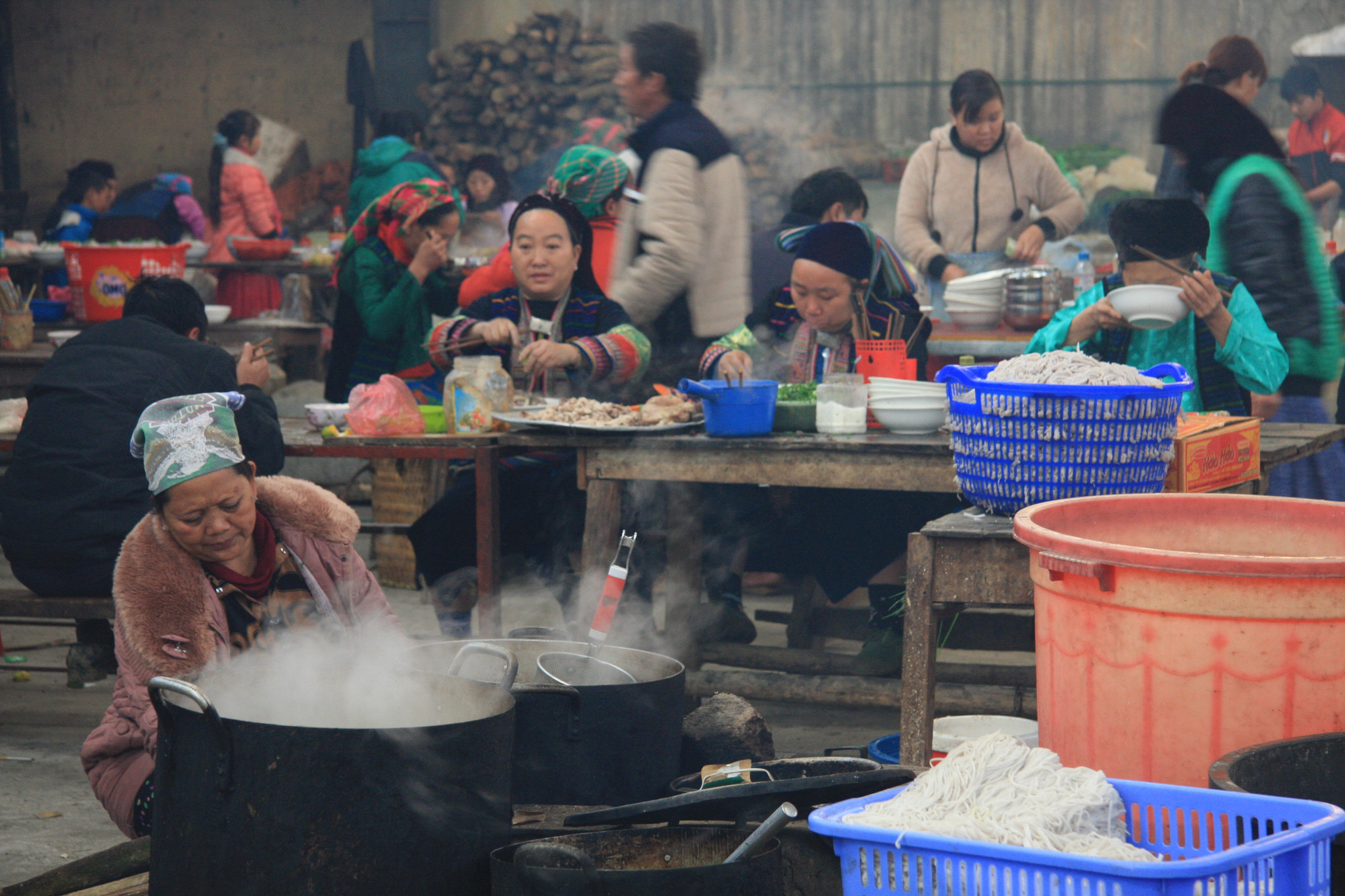 Chiếm một không gian rộng và cũng là nơi hút mọi người ghé thăm, khu ẩm thực tại chợ Mèo Vạc với các món ăn ngon, độc đáo như: lợn bản, gà đen, bún, phở, mèn mén, thắng cố…