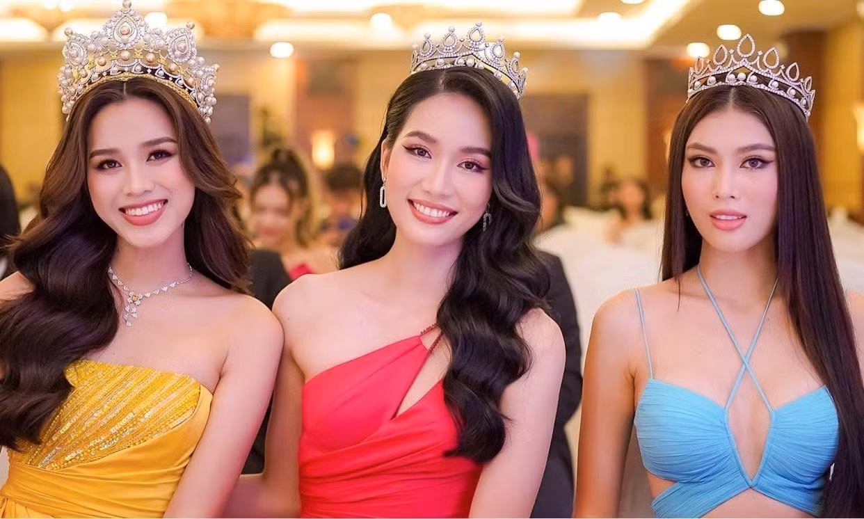 Top 3 Hoa hậu Việt Nam 2020 rạng rỡ tại sự kiện. 