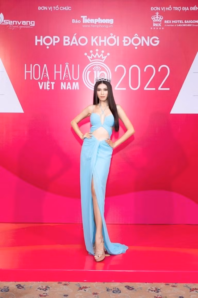 Á hậu Ngọc Thảo diện trên mình trang phục xanh dương, không kém phần quyến rũ với những đường cắt xẻ bạo ở eo giúp khoe vòng eo con kiến săn chắc.