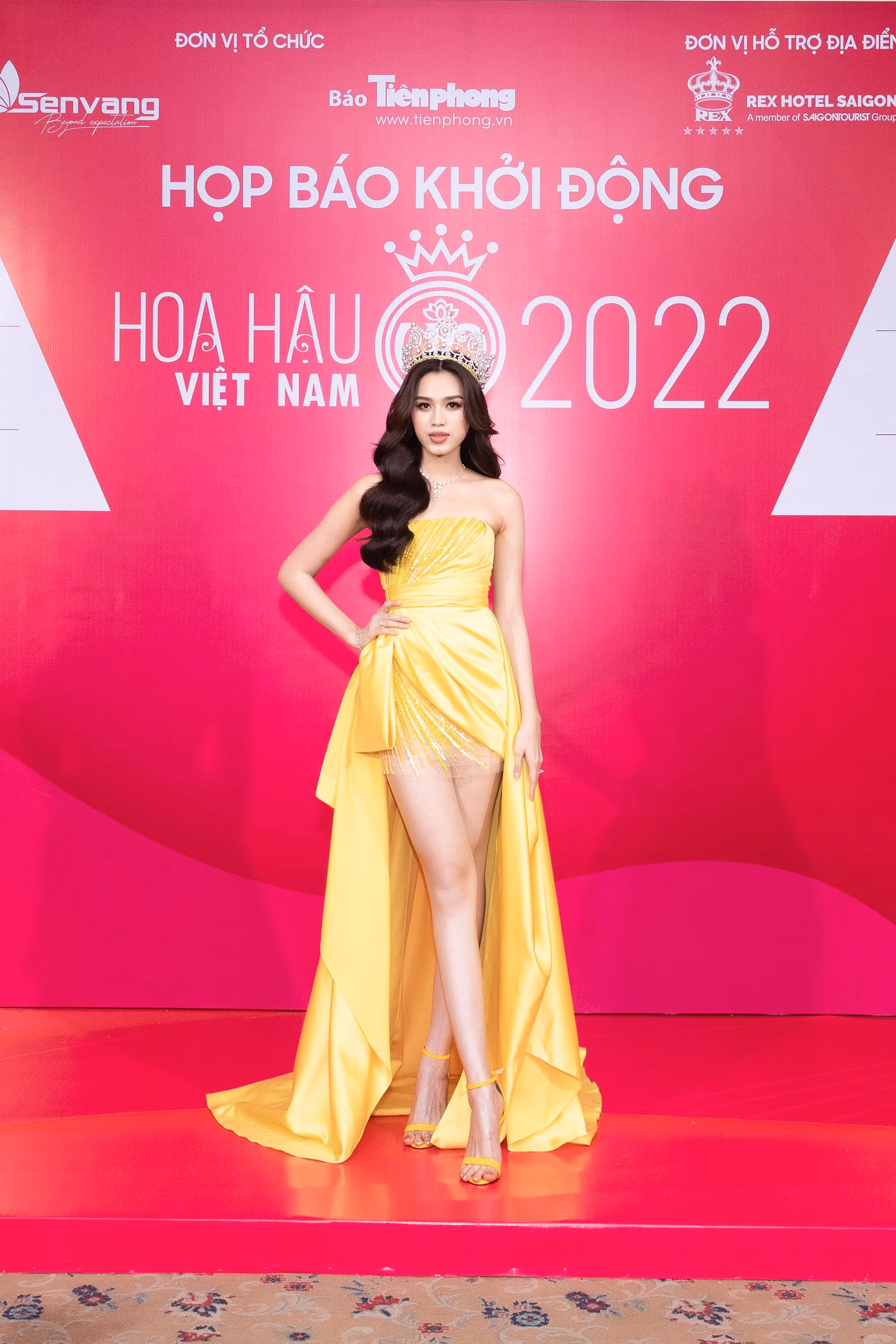 Hoa hậu Đỗ Hà trong sắc vàng, với bộ cánh giúp khoe đôi chân dài miên man, thẳng tắp. Kết hợp cùng bộ cánh của Đỗ Hà là bộ trang sức xinh đẹp IJC trị giá 1,3 tỷ đồng.