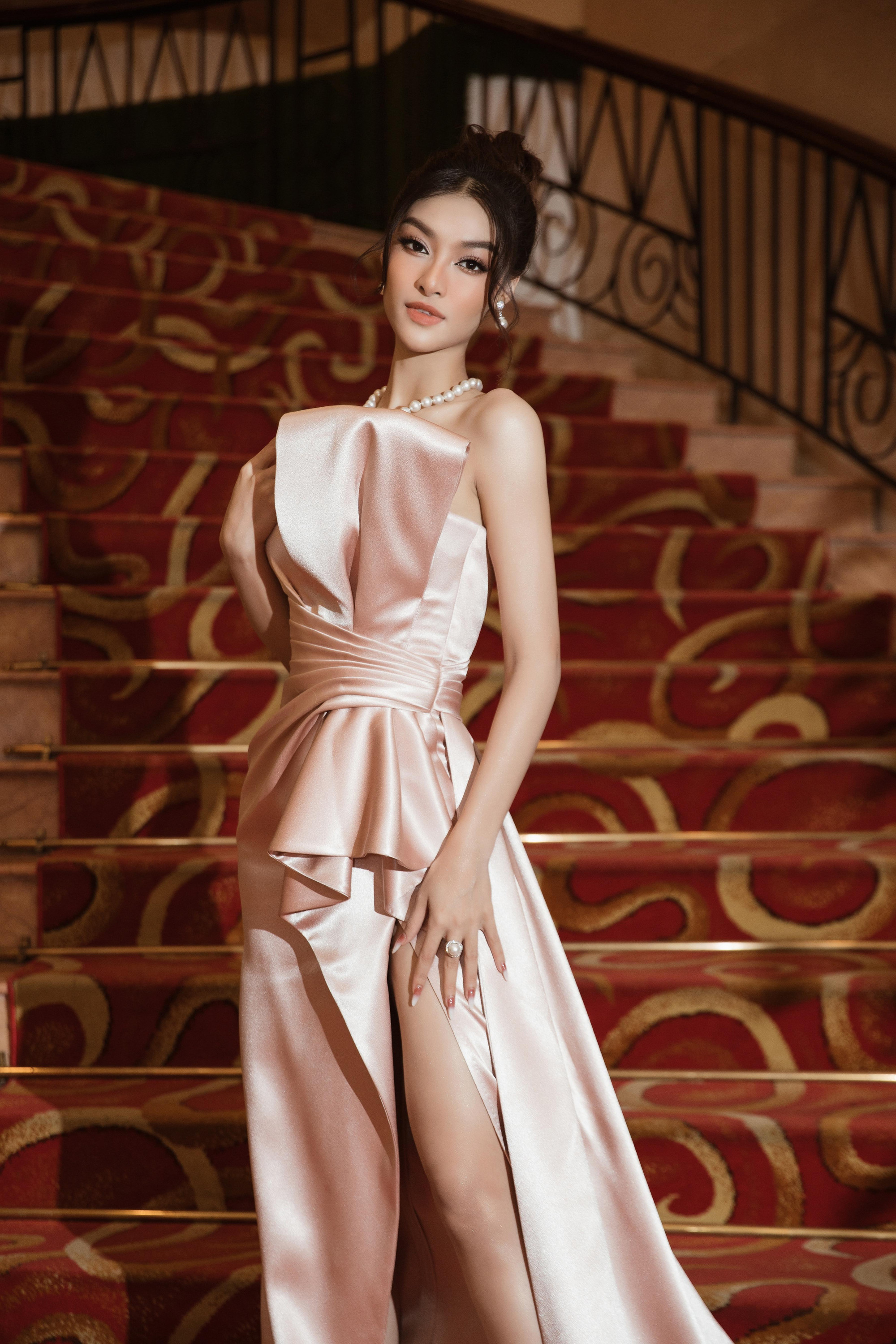 Nàng Á hậu đa tài Lona Kiều Loan tiếp tục đảm nhận vai trò MC cho họp báo.