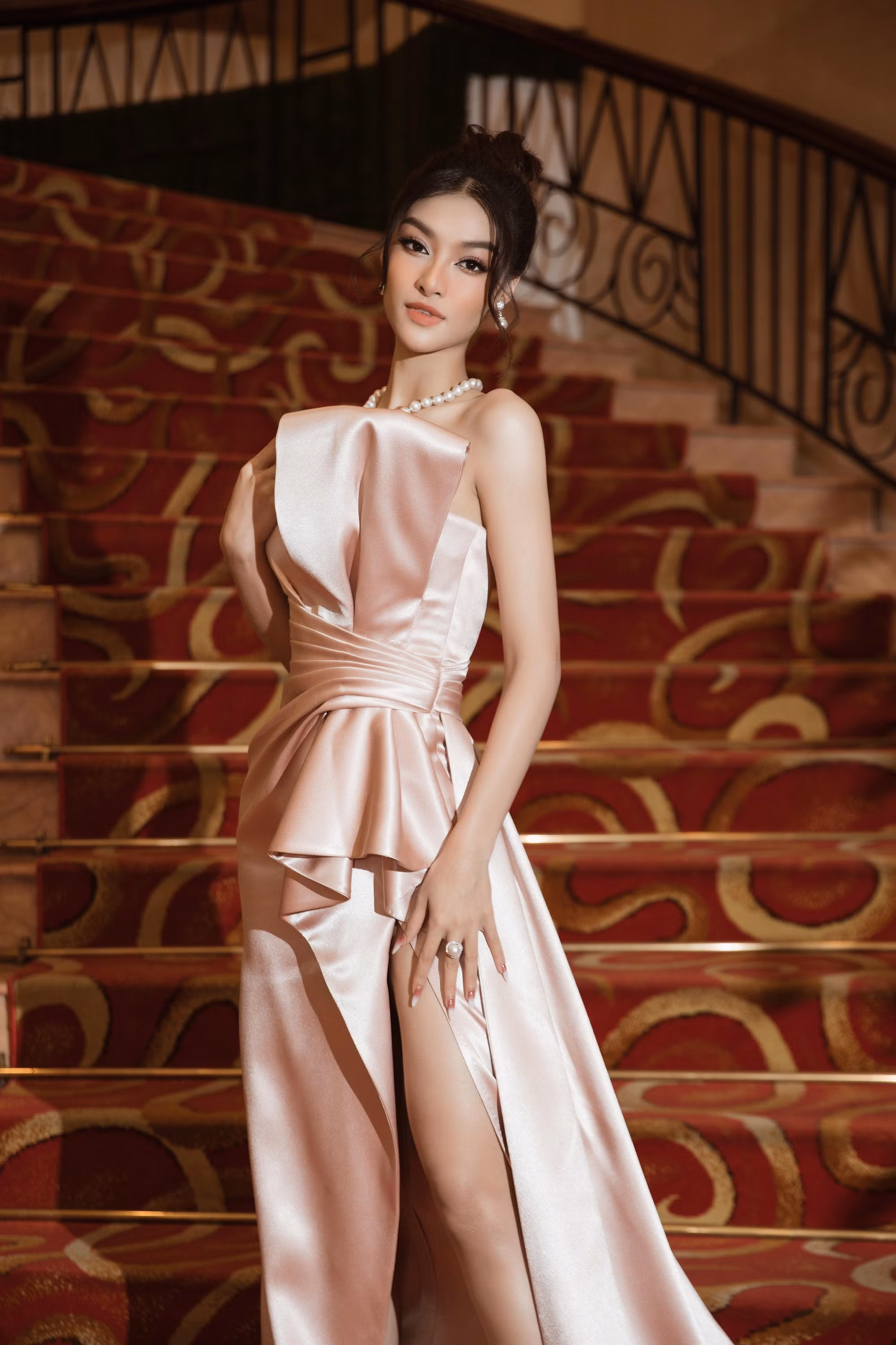 Nàng Á hậu đa tài Lona Kiều Loan tiếp tục đảm nhận vai trò MC cho họp báo.