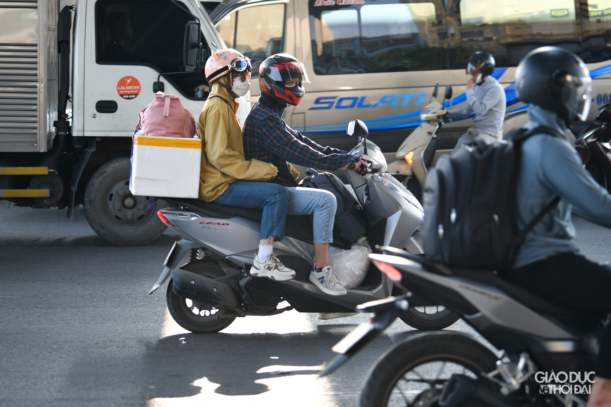 Chất đầy thực phẩm, đồ đạc lên xe, người dân trở lại thành phố. Chất đầy thực phẩm, đồ đạc lên xe, người dân trở lại thành phố.