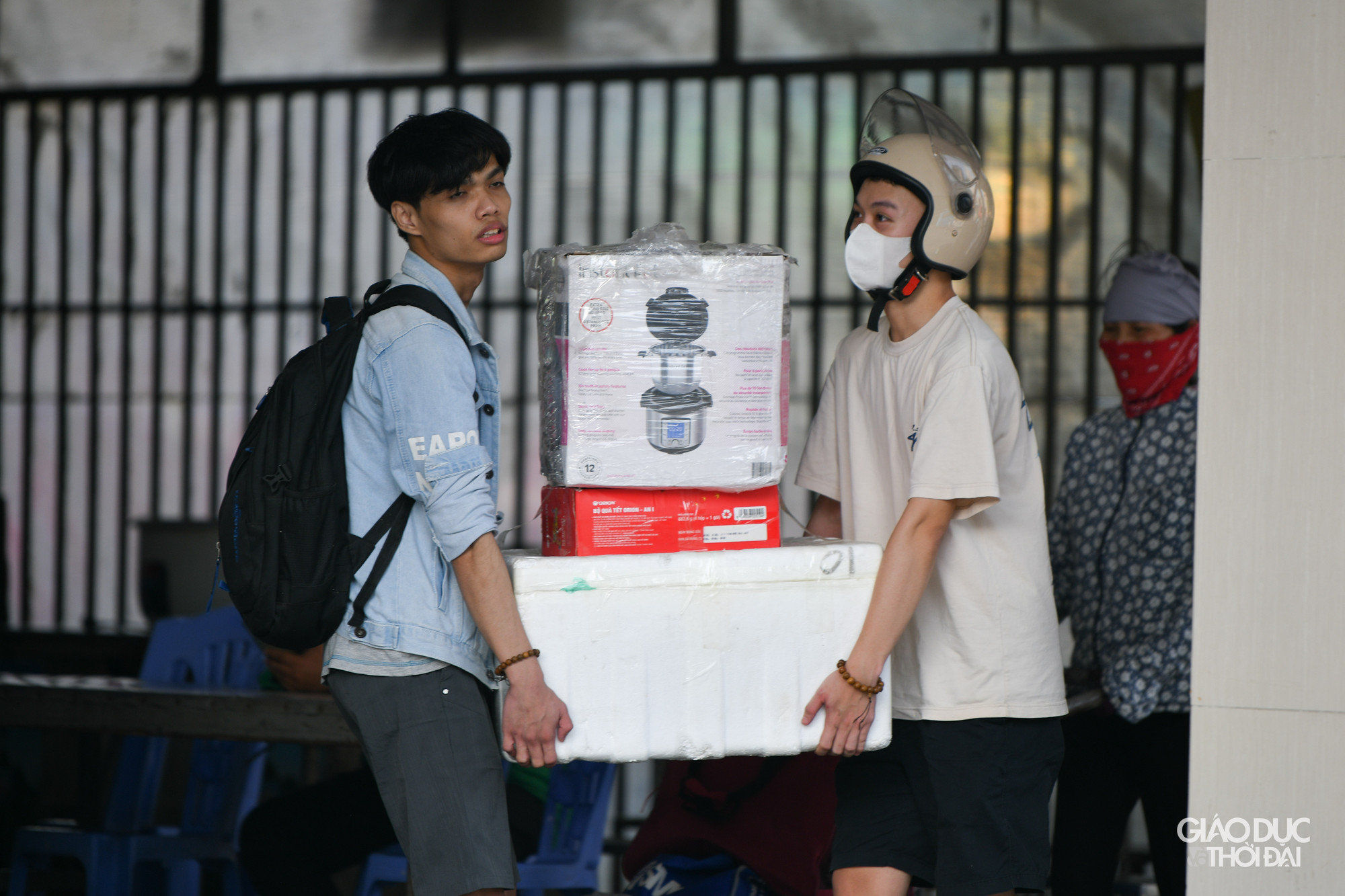 Tại bến xe Giáp Bát, lượng người từ các tỉnh Thanh Hóa, Hải Phòng, Nam Định, Hà Nam, Ninh Bình... đổ về đây ngày một đông, ai cũng lỉnh kỉnh đồ đạc, hành lý từ quê mang lên phố. Tại bến xe Giáp Bát, lượng người từ các tỉnh Thanh Hóa, Hải Phòng, Nam Định, Hà Nam, Ninh Bình... đổ về đây ngày một đông, ai cũng lỉnh kỉnh đồ đạc, hành lý từ quê mang lên phố.