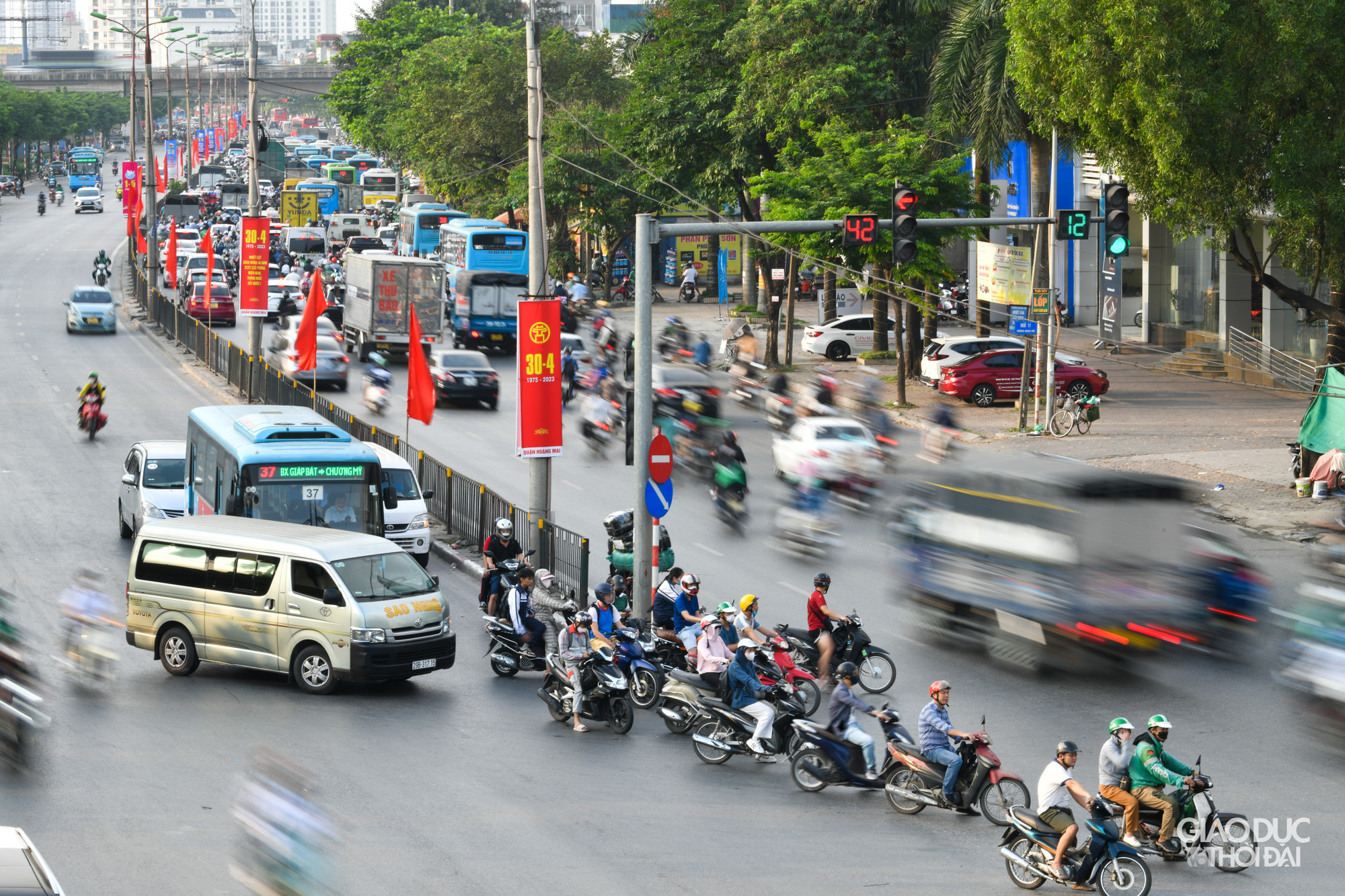 Càng về chiều tối lượng phương tiện đổ về hướng nội thành lại càng đông hơn. Càng về chiều tối lượng phương tiện đổ về hướng nội thành lại càng đông hơn.