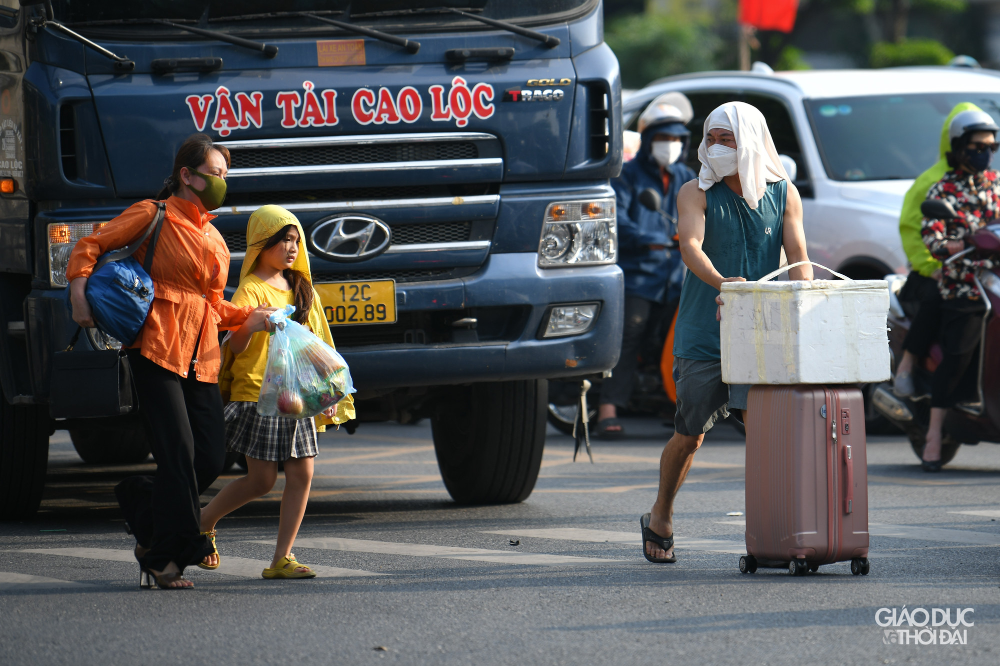 Nhiều người dân lỉnh kỉnh đồ đạc khi ra khỏi bến xe. Nhiều người dân lỉnh kỉnh đồ đạc khi ra khỏi bến xe.