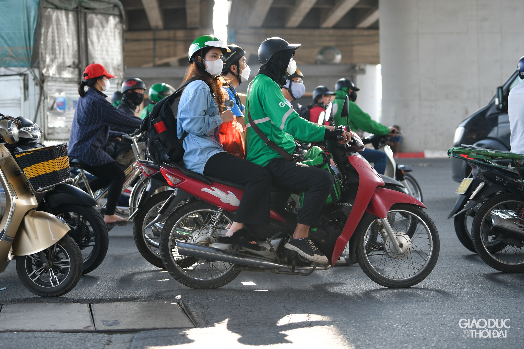 Chất đầy thực phẩm, đồ đạc lên xe, người dân trở lại thành phố. Chất đầy thực phẩm, đồ đạc lên xe, người dân trở lại thành phố.