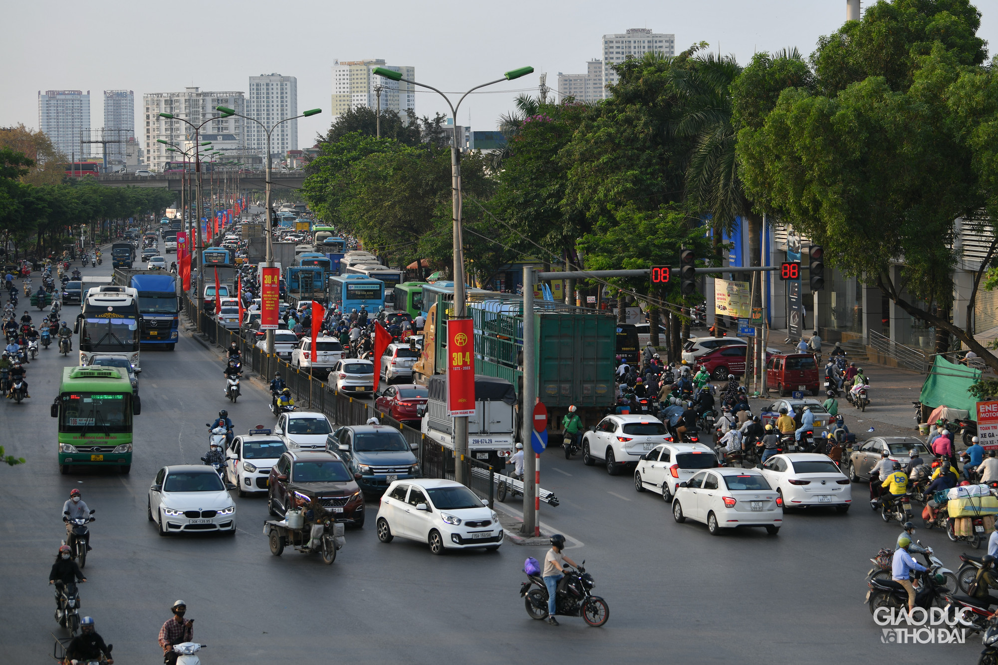 Khoảng 17h, hàng nghìn người dân trở lại thành phố để học tập, làm việc khiến cửa ngõ phía Nam Hà Nội nhiều đoạn ùn tắc cục bộ, Khoảng 17h, hàng nghìn người dân trở lại thành phố để học tập, làm việc khiến cửa ngõ phía Nam Hà Nội nhiều đoạn ùn tắc cục bộ,