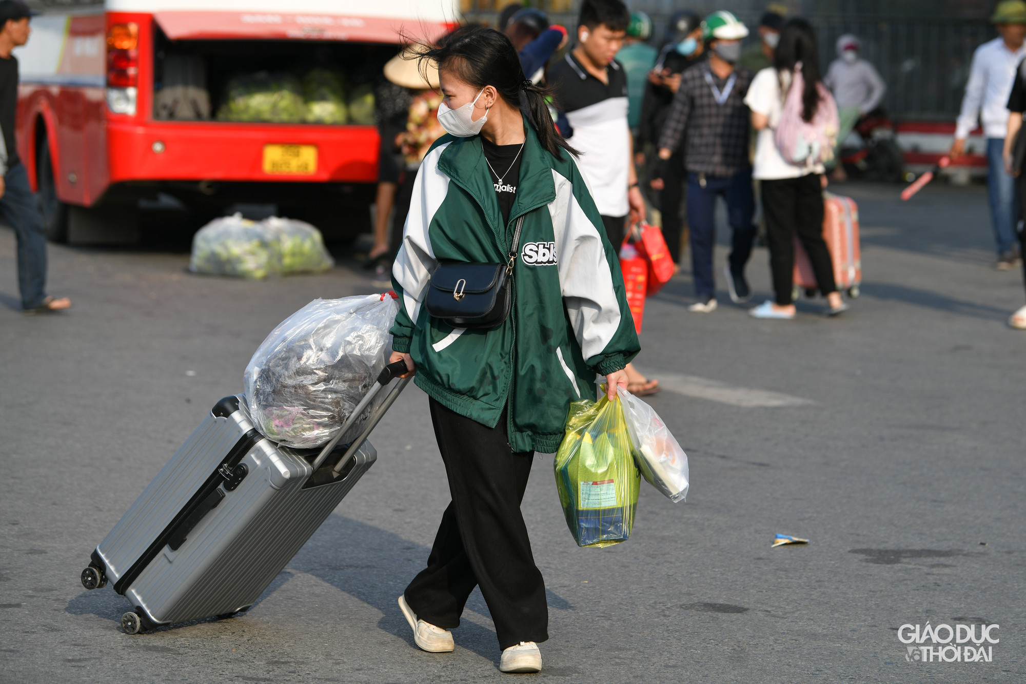 Tại bến xe Giáp Bát, lượng người từ các tỉnh Thanh Hóa, Hải Phòng, Nam Định, Hà Nam, Ninh Bình... đổ về đây ngày một đông, ai cũng lỉnh kỉnh đồ đạc, hành lý từ quê mang lên phố. Tại bến xe Giáp Bát, lượng người từ các tỉnh Thanh Hóa, Hải Phòng, Nam Định, Hà Nam, Ninh Bình... đổ về đây ngày một đông, ai cũng lỉnh kỉnh đồ đạc, hành lý từ quê mang lên phố.