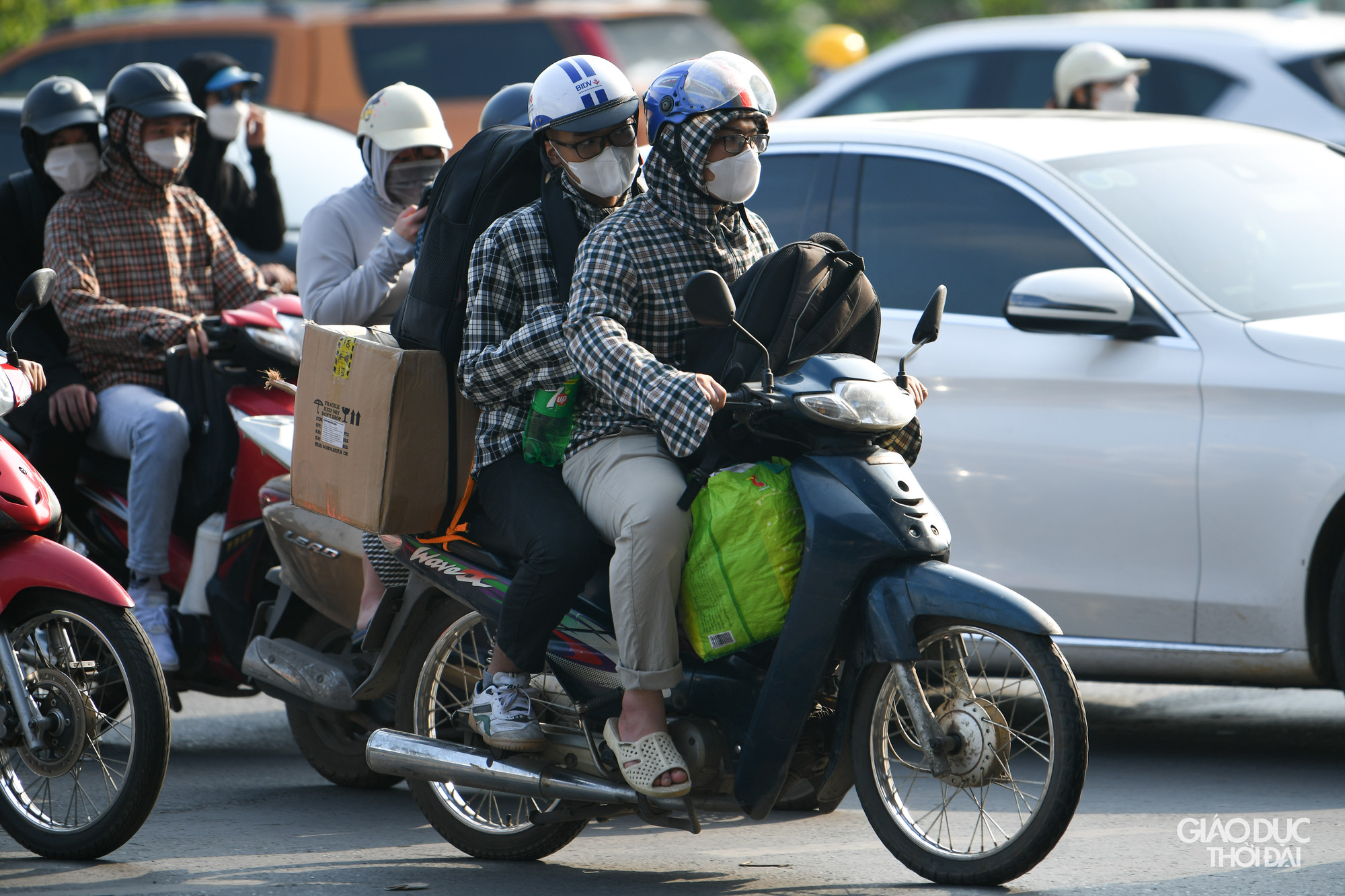 Chất đầy thực phẩm, đồ đạc lên xe, người dân trở lại thành phố. Chất đầy thực phẩm, đồ đạc lên xe, người dân trở lại thành phố.