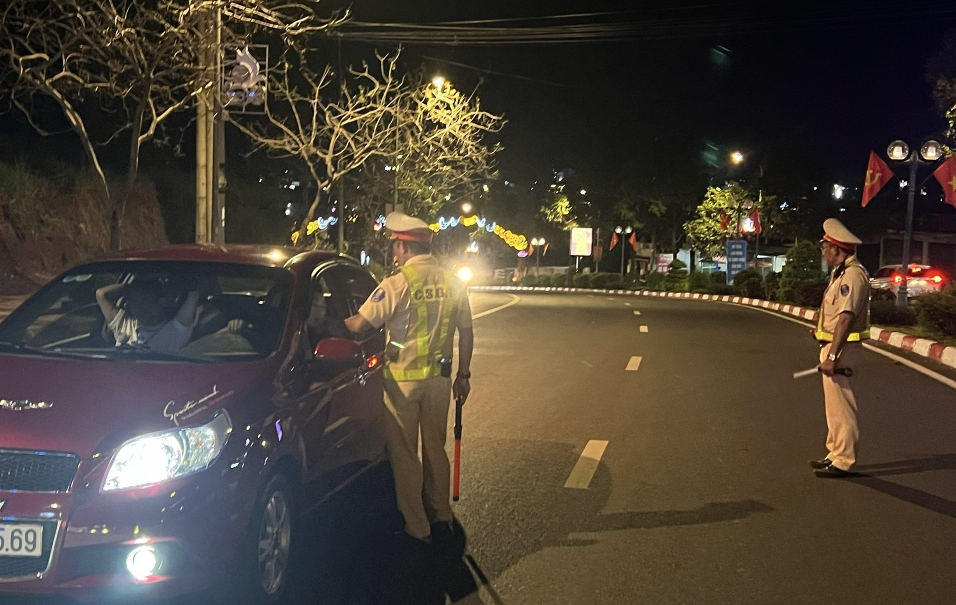 Kiểm tra phương tiện tham gia giao thông ban đêm. (Ảnh: HL). Kiểm tra phương tiện tham gia giao thông ban đêm. (Ảnh: HL).