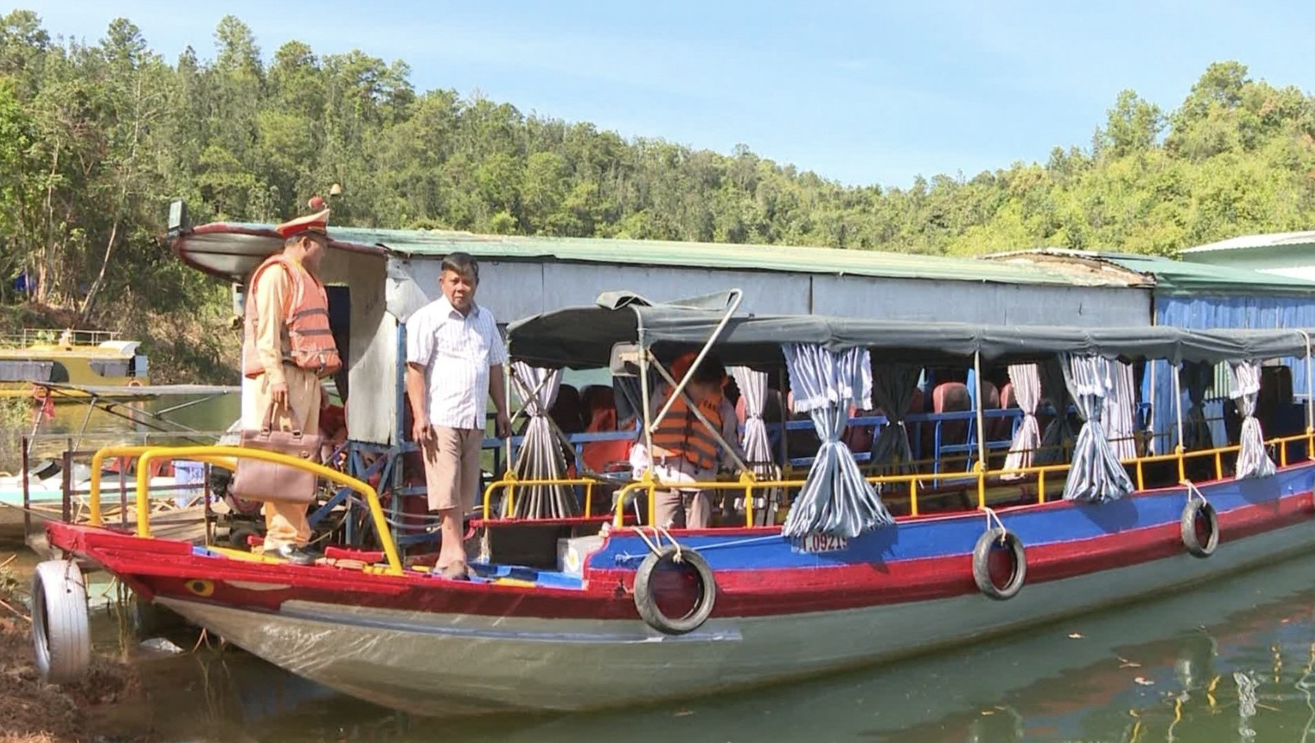 Kiểm tra điều kiện an toàn phương tiện chở khách tham quan hồ Tà Đùng. (Ảnh: HL). Kiểm tra điều kiện an toàn phương tiện chở khách tham quan hồ Tà Đùng. (Ảnh: HL).