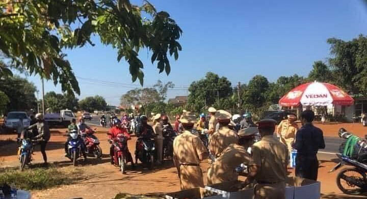 Người dân nhận nước từ lực lượng CSGT Đắk Nông. (Ảnh: Anh Đức). Người dân nhận nước từ lực lượng CSGT Đắk Nông. (Ảnh: Anh Đức).