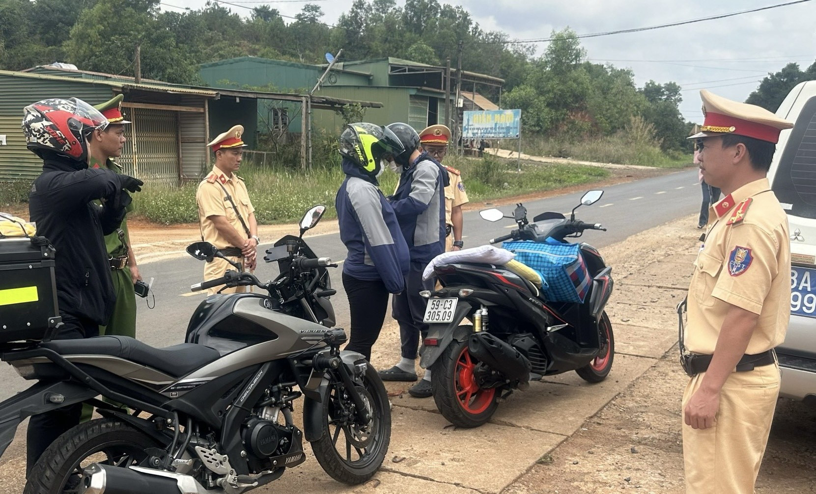 Lực lượng CSGT kiểm tra một đoàn du khách chạy mô tô phân khối lớn. (Ảnh: HL). Lực lượng CSGT kiểm tra một đoàn du khách chạy mô tô phân khối lớn. (Ảnh: HL).