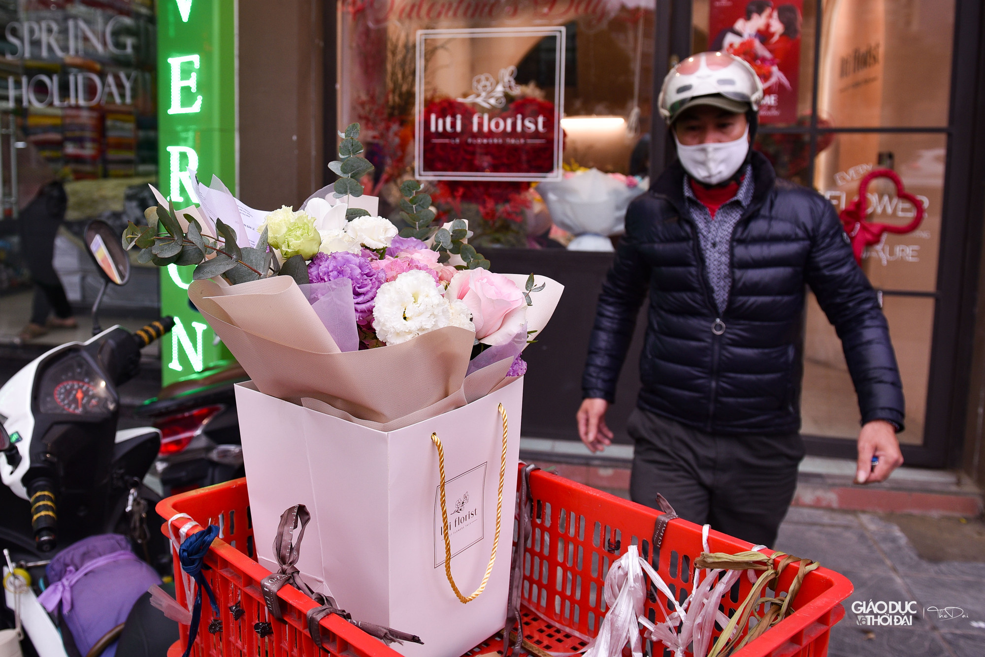 Trong sáng ngày 14/2, dịch vụ chuyển hoa luôn tất bật để giao hoa theo đúng lịch hẹn của khách hàng.