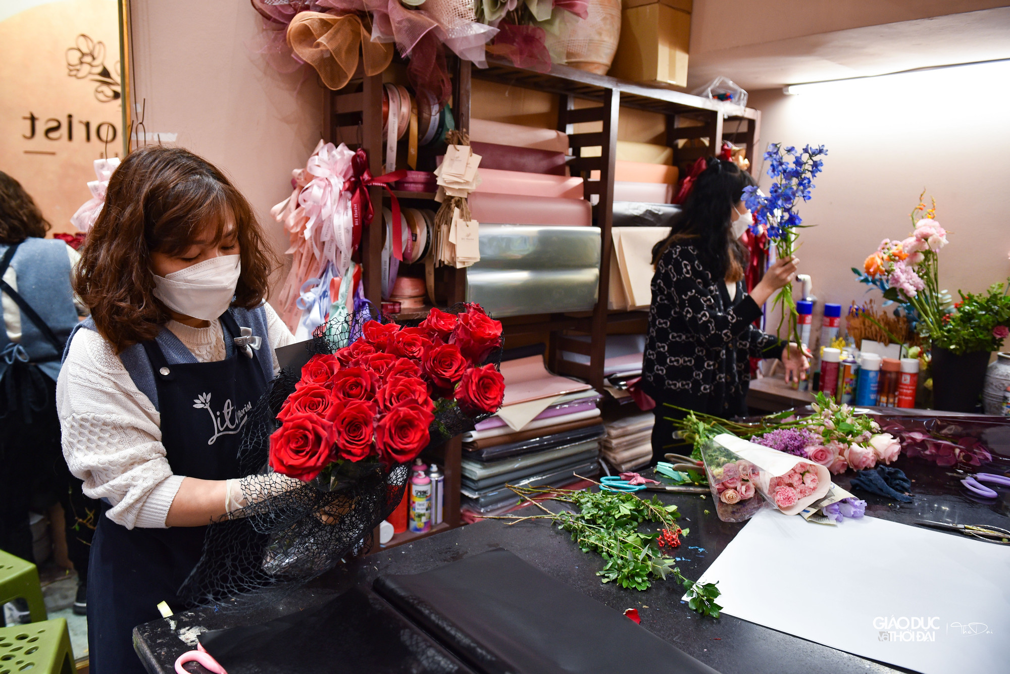 Điểm đặc biệt trong thiết kế hoa năm nay của Liti là những thiết kế hoa khổng lồ được tạo hình độc đáo, mới lạ, có thể cao lên đến 2m. Các thiết kế mang sự lãng mạn như: hình gấu bông teddy, hình trái tim, hình chữ cái theo tên của người thương,…