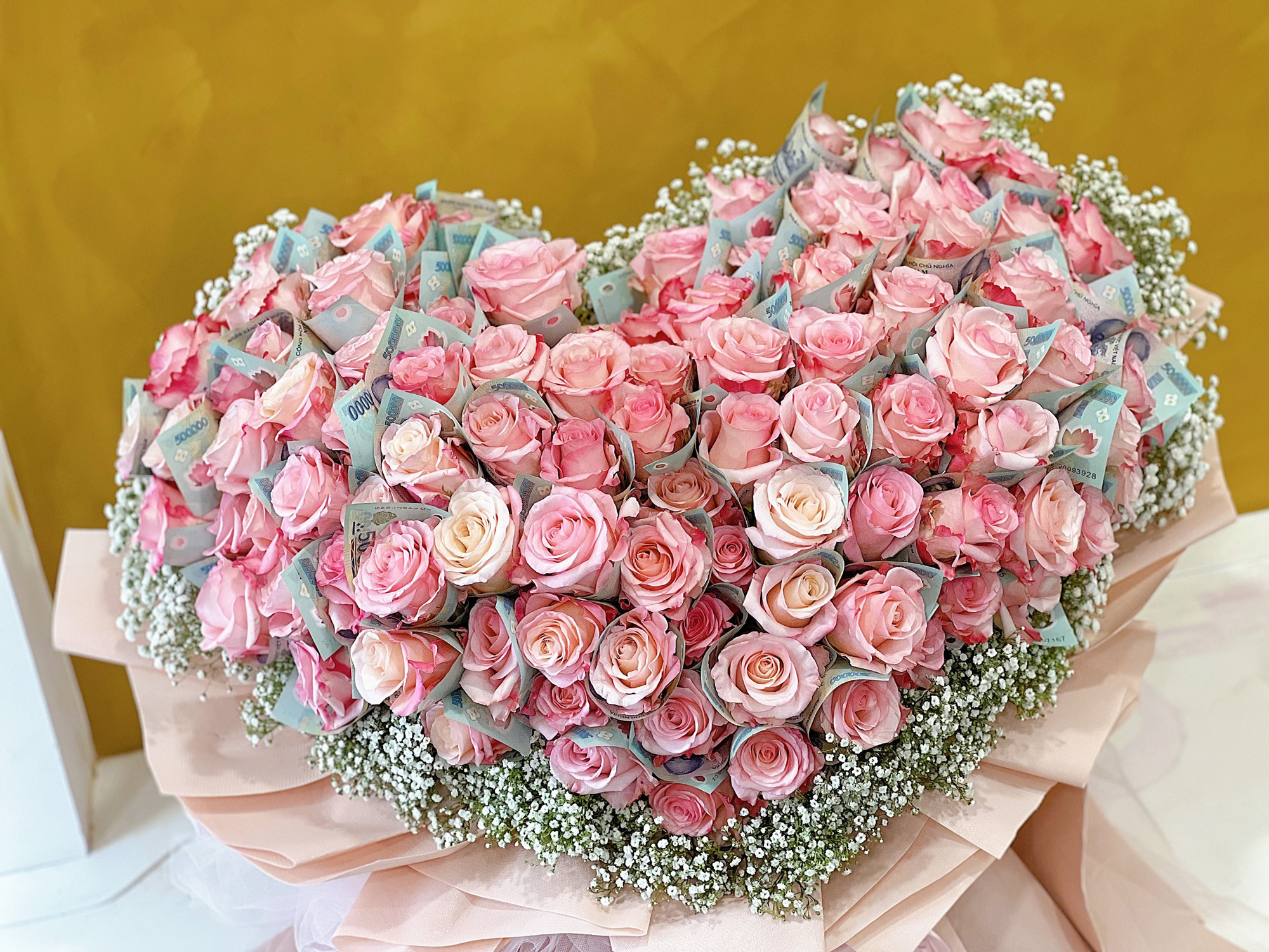 Đặc biệt có những bó &apos; hoa tiền&apos; cũng được đặt hàng.