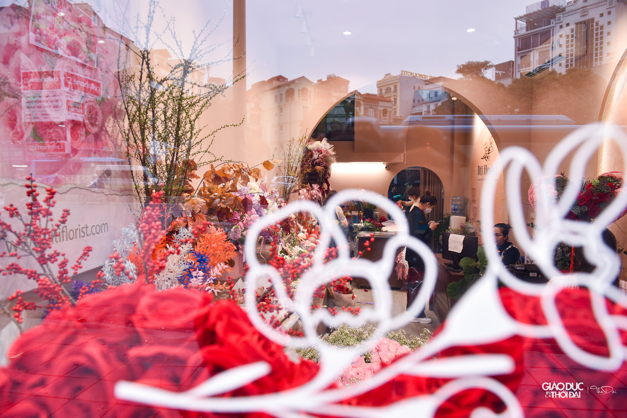 Tại cửa hàng hoa Liti trên phố Trần Duy Hưng, phần lớn tất cả các sản phẩm hoa đều đã được khách đặt hàng từ trước.