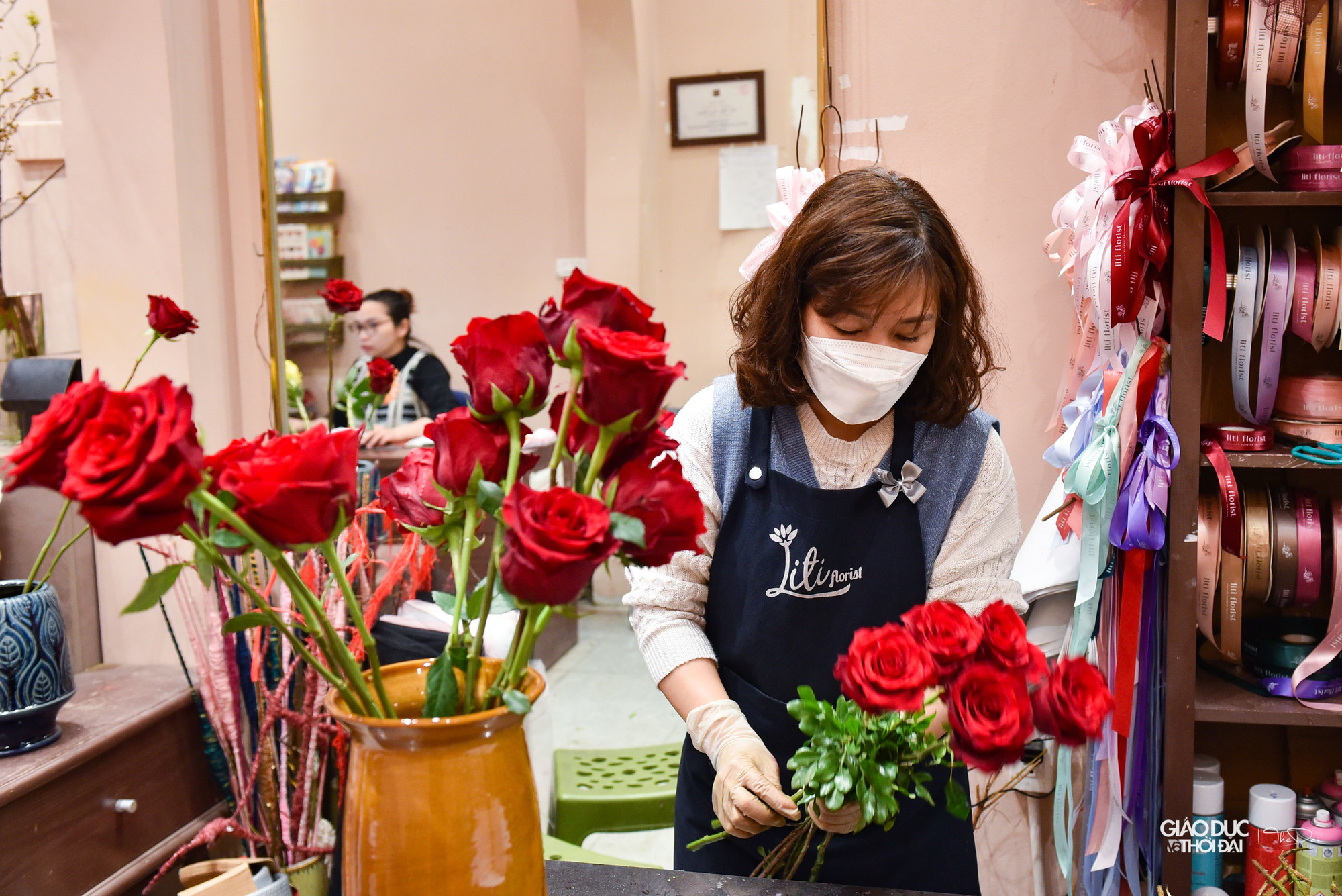 Vậy nên nhiều khách nam rất chịu chi cho ngày này với những đoá hoa hồng khổng lồ hàng trăm bông, thể hiện sự lãng mạn và gửi gắm thông điệp yêu thương sâu sắc đến nửa kia.