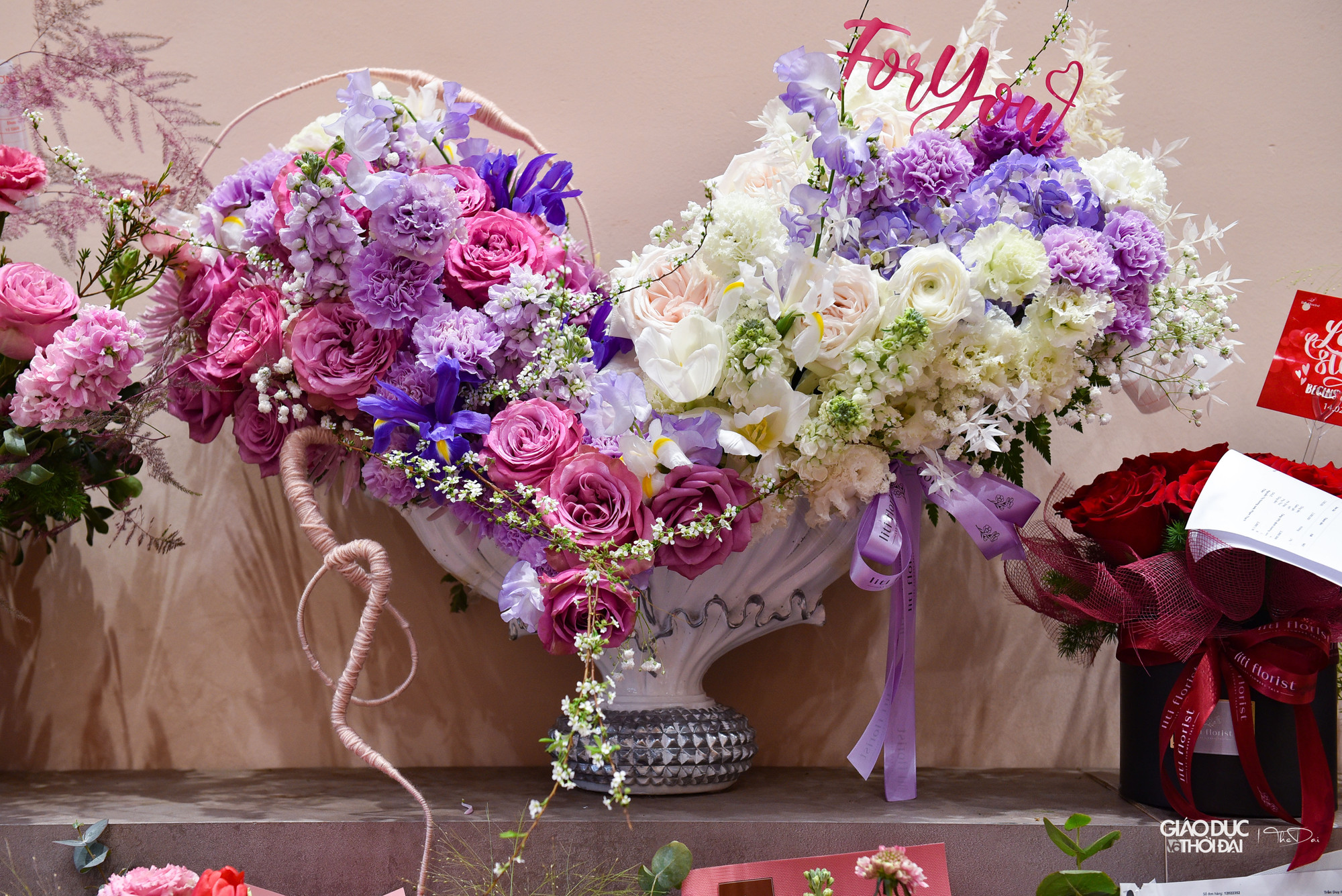 Những sản phẩm hoa được trang trí cầu kỳ, bắt mắt trong dịp Valentine năm nay.