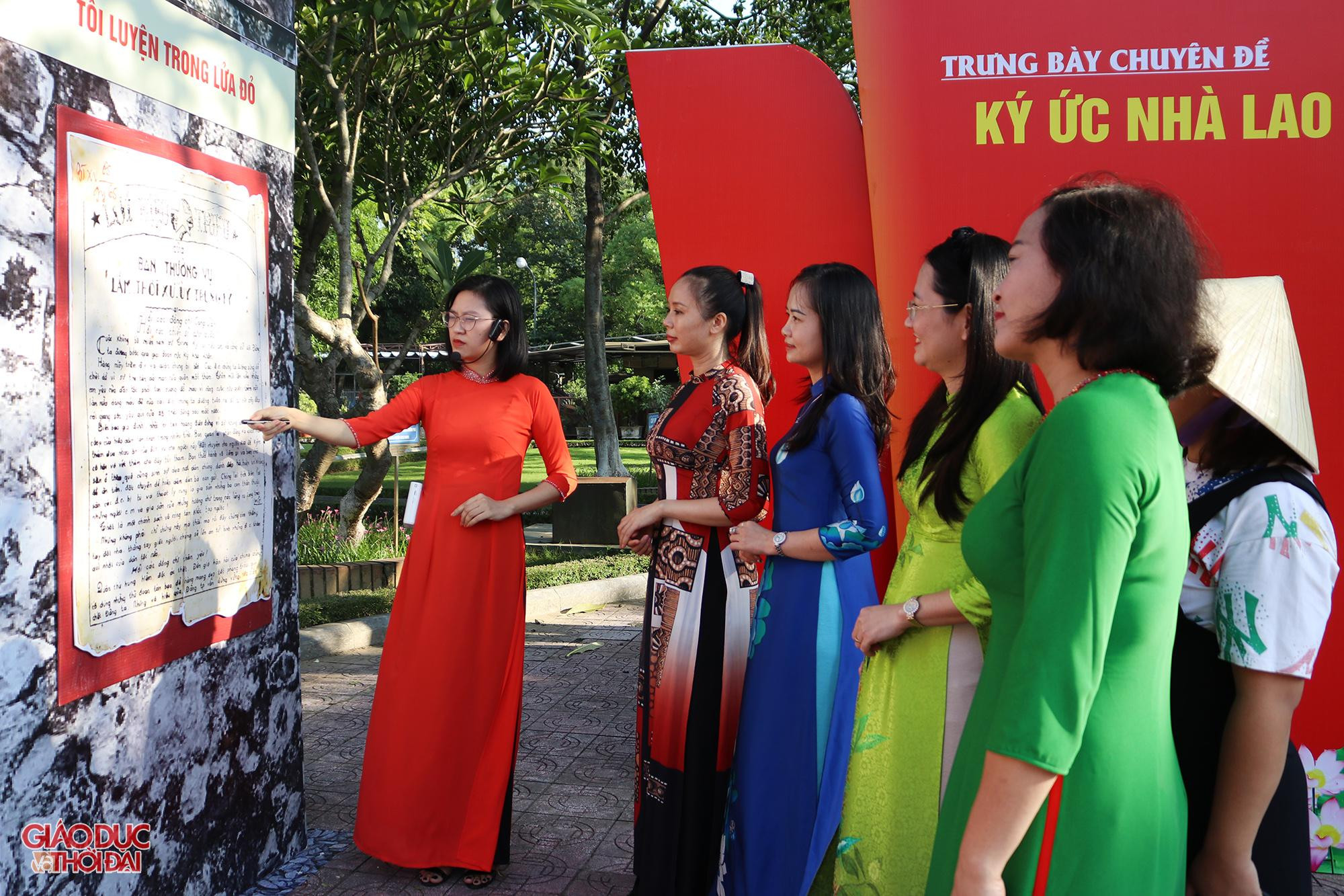 Mặc dù di tích Nhà lao Vinh hiện không còn nhưng tinh thần, ý chí cách mạng của các chiến sỹ bị giam cầm và hy sinh anh dũng tại đây mãi được khắc ghi trong trang sử quê hương Xô Viết và truyền lại cho thế hệ mai sau. Trong ảnh, chị Nguyễn Thị Hương Sen (áo đỏ) - cán bộ Bảo tàng Xô Viết Nghệ Tĩnh đang thuyết minh về di tích Nhà lao Vinh cho một đoàn khách đến tham quan. Mặc dù di tích Nhà lao Vinh hiện không còn nhưng tinh thần, ý chí cách mạng của các chiến sỹ bị giam cầm và hy sinh anh dũng tại đây mãi được khắc ghi trong trang sử quê hương Xô Viết và truyền lại cho thế hệ mai sau. Trong ảnh, chị Nguyễn Thị Hương Sen (áo đỏ) - cán bộ Bảo tàng Xô Viết Nghệ Tĩnh đang thuyết minh về di tích Nhà lao Vinh cho một đoàn khách đến tham quan.