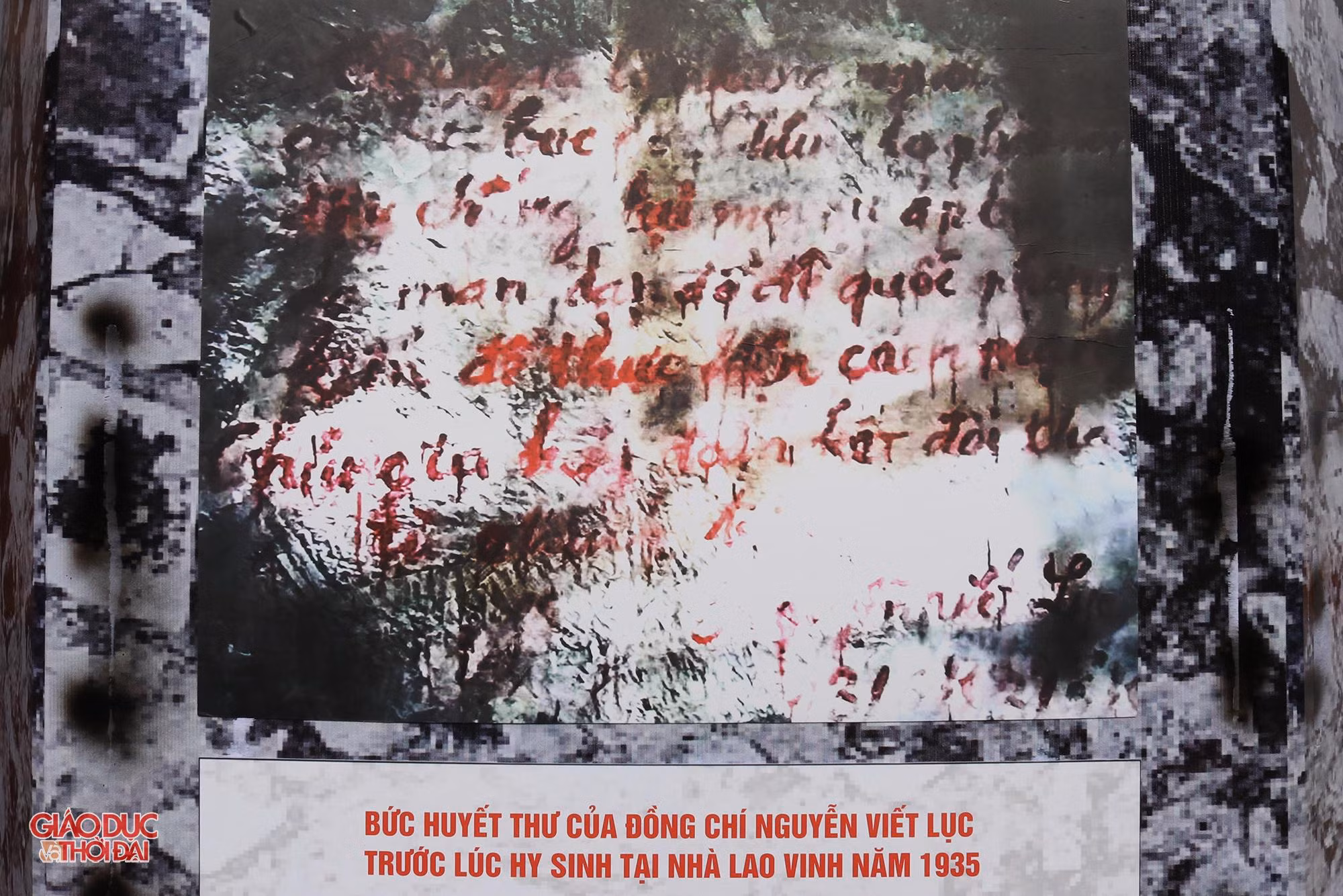Tháng 6/1935, tù chính trị Nhà lao Vinh truyền tin cho nhau nghe bức huyết thư của đồng chí Nguyễn Viết Lục (quê ở thành phố Vinh). Trước lúc hy sinh trong tù, đồng chí đã cắn ngón tay của mình để lấy máu viết bức thư lên tường nhà lao Vinh: “Hỡi anh chị em thợ thuyền, dân cày, binh lính và những người lao khổ. Chúng ta là những người bị áp bức bóc lột. Chúng ta phải nổi dậy chống lại mọi sự áp bức dã man. Chủ nghĩa Cộng sản muôn năm. Đảng Cộng sản Đông Dương muôn năm”.