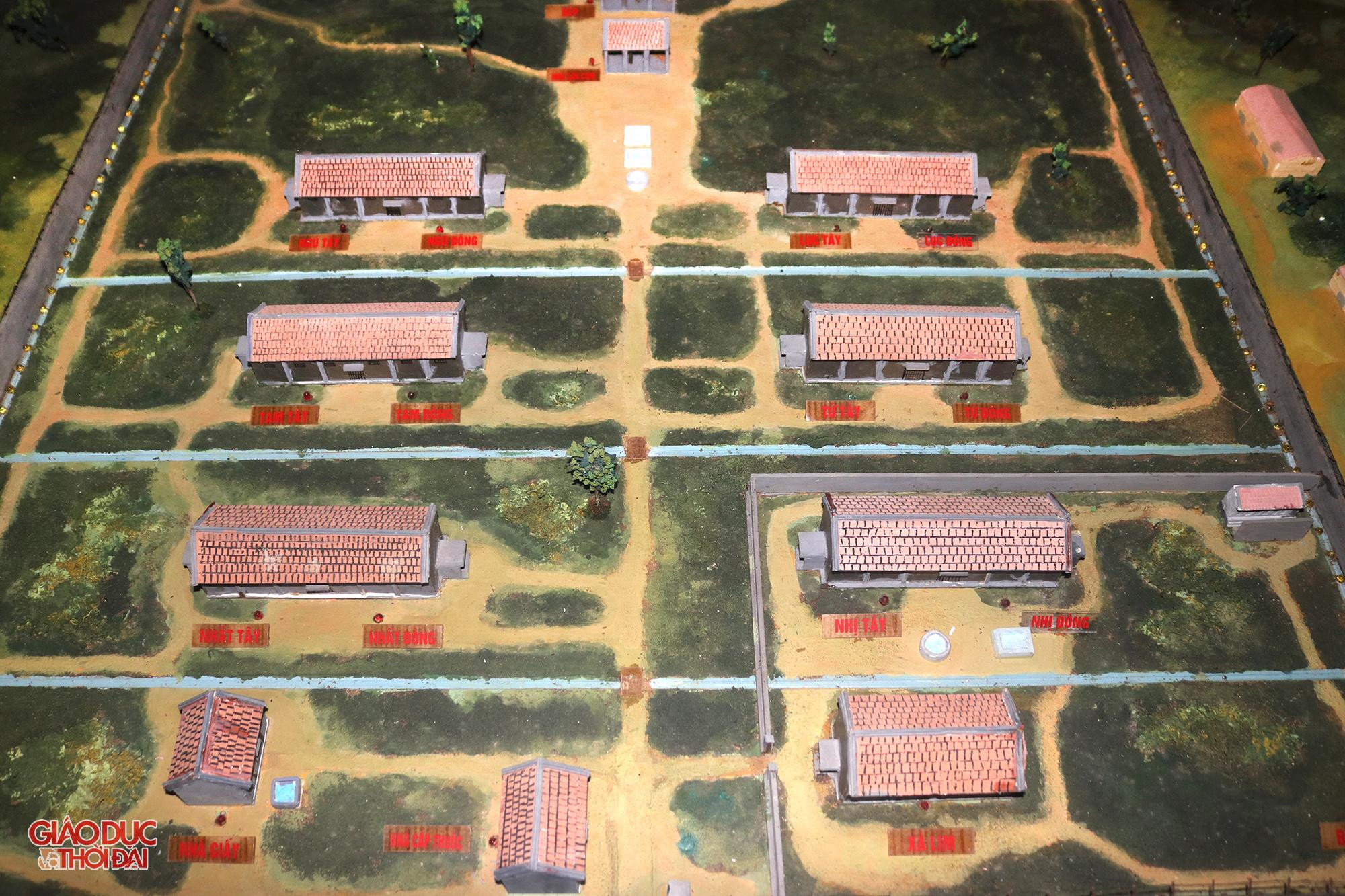 Xung quanh Nhà lao Vinh có 4 bức tường cao 3m, phía trên cắm mảnh chai, cài dây điện trần để chống tù nhân vượt ngục. Ở 4 góc tường có 4 bốt gác, mỗi bốt cao 6m được ngăn làm hai tầng, mỗi tầng đều có lỗ châu mai và lính gác. Hệ thống các buồng giam được phân chia rõ ràng, buồng Nhất Đông, Nhất Tây để giam phụ nữ; buồng Tam Đông, Tam Tây, Tứ Đông, Tứ Tây giam tù bị án kinh tế; buồng Nhị Đông, Nhị Tây giam tù chính trị... Xung quanh Nhà lao Vinh có 4 bức tường cao 3m, phía trên cắm mảnh chai, cài dây điện trần để chống tù nhân vượt ngục. Ở 4 góc tường có 4 bốt gác, mỗi bốt cao 6m được ngăn làm hai tầng, mỗi tầng đều có lỗ châu mai và lính gác. Hệ thống các buồng giam được phân chia rõ ràng, buồng Nhất Đông, Nhất Tây để giam phụ nữ; buồng Tam Đông, Tam Tây, Tứ Đông, Tứ Tây giam tù bị án kinh tế; buồng Nhị Đông, Nhị Tây giam tù chính trị...
