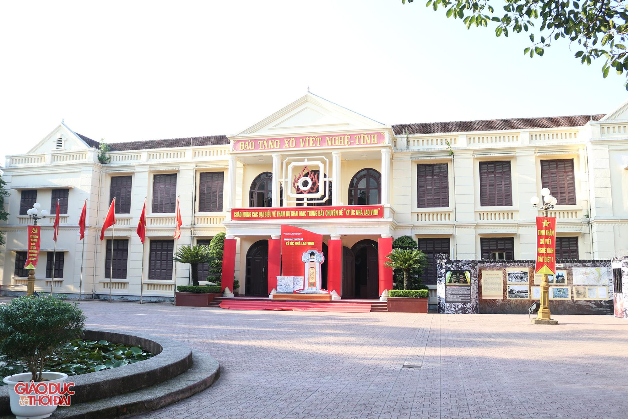 Bảo tàng Xô Viết Nghệ Tĩnh hiện đang lưu giữ, trưng bày và giới thiệu hàng nghìn hiện vật, tài liệu về phong trào Xô viết Nghệ Tĩnh năm 1930- 1931. Đây là điểm đến lịch sử hấp dẫn cho mỗi du khách khi về với mảnh đất Nghệ An. Bảo tàng Xô Viết Nghệ Tĩnh hiện đang lưu giữ, trưng bày và giới thiệu hàng nghìn hiện vật, tài liệu về phong trào Xô viết Nghệ Tĩnh năm 1930- 1931. Đây là điểm đến lịch sử hấp dẫn cho mỗi du khách khi về với mảnh đất Nghệ An.