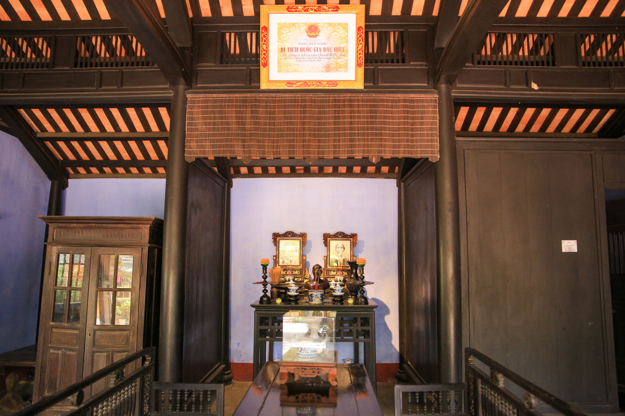 Bà Hoàng Thị Loan sau khi sinh người con thứ 4 là Nguyễn Sinh Nhuận, do sức khoẻ yếu, bà lâm bệnh và qua đời vào ngày 10/2/1901 khi ở tuổi 33. Bà qua đời để lại cậu bé Nguyễn Sinh Cung lúc ấy mới 11 tuổi, người em tên Xin mới chào đời, chẳng bao lâu cũng mất. Ngôi nhà trên được công nhận là Di tích lịch sử cấp Quốc gia vào ngày 2/2/1993.