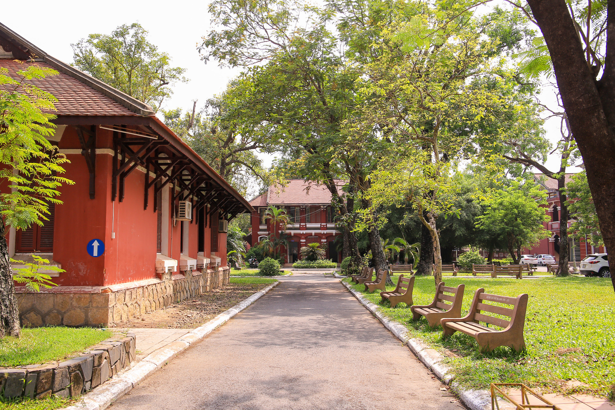 Vào học ở Trường Quốc Học, Nguyễn Tất Thành có điều kiện tiếp thu nền văn minh phương Tây sâu sắc hơn, nhưng Người cũng hiểu rõ hơn bản chất khai hoá mị dân của khẩu hiệu “Tự do - Bình đẳng - Bác ái” mà thực dân Pháp đang rao giảng.