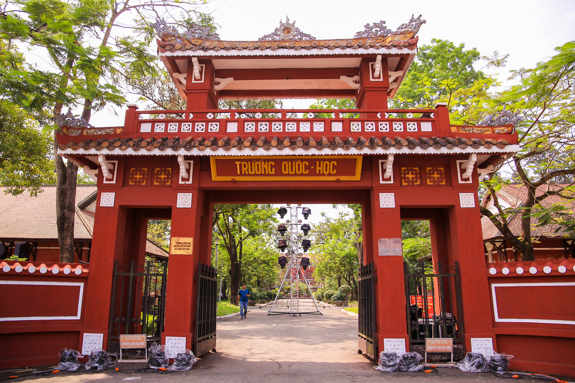 Trường Trung học Phổ thông chuyên Quốc học Huế là ngôi trường mà Chủ tịch Hồ Chí Minh từng theo học vào những năm đầu thế kỷ 20. Năm 1908, Nguyễn Tất Thành là một trong mười học sinh giỏi nhất Trường Tiểu học Pháp - Việt Đông Ba thi vượt cấp vào lớp đệ nhị trung học tại Trường Quốc học khóa 1908 - 1909.