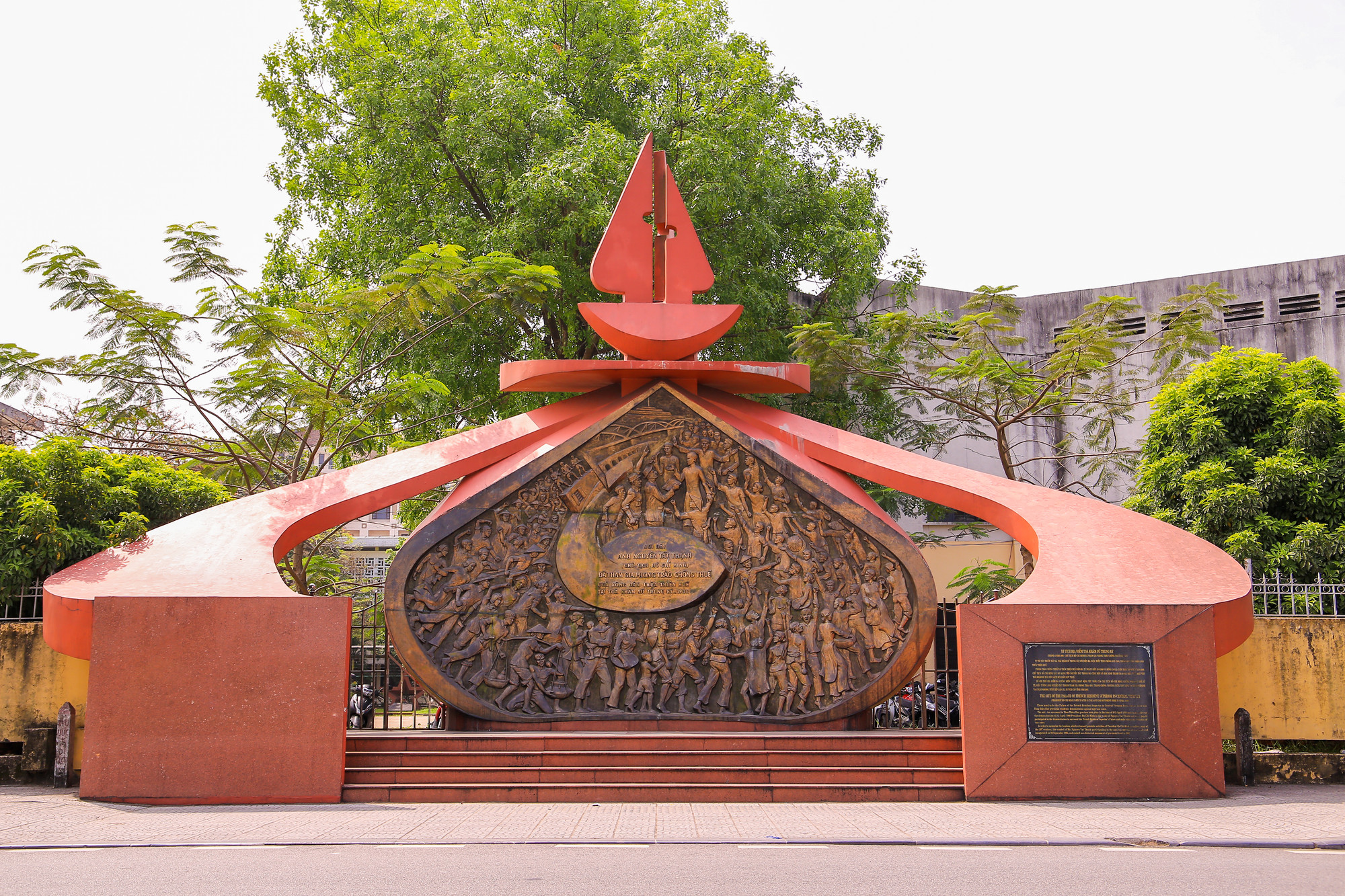 Di tích Tòa khâm sứ Trung Kỳ (phía trước Trường ĐH Sư phạm, ĐH Huế). Nơi đây đã diễn ra cuộc biểu tình chống sưu cao, thuế nặng của nhân dân Thừa Thiên - Huế. Cuộc chống thuế diễn ra từ ngày 9 - 13/4/1908. Chủ tịch Hồ Chí Minh lúc đó với tên gọi Nguyễn Tất Thành đã cùng với một số học sinh tham gia đoàn biểu tình, bao vây Tòa khâm sứ đưa yêu sách đòi giảm sưu, thuế.