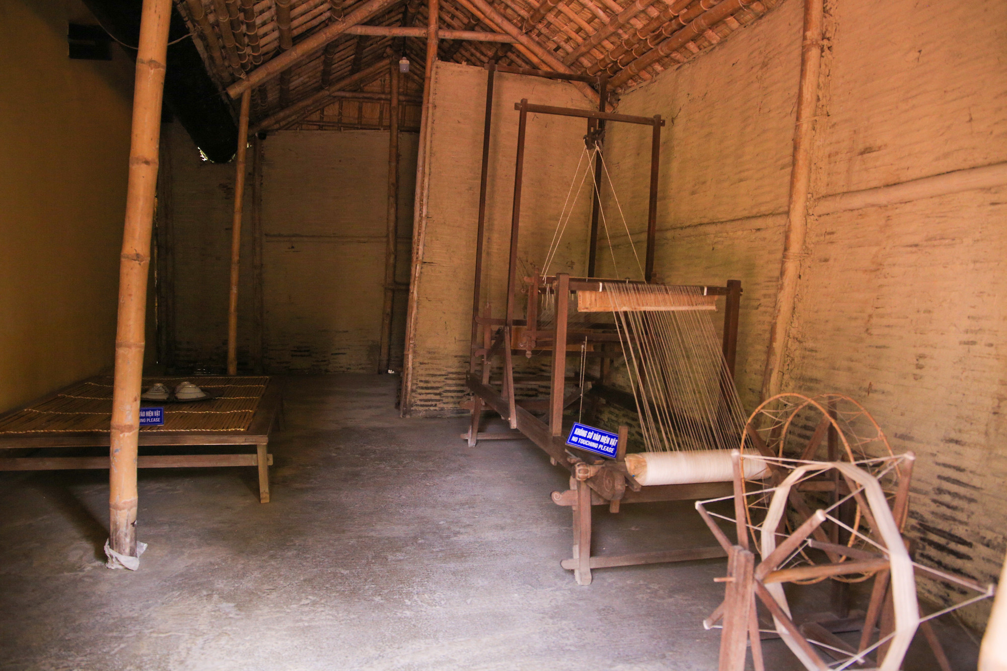 Những kỷ vật trong ngôi nhà rường truyền thống như khung cửi, mâm cơm… gắn liền với thời thơ ấu của Bác Hồ.