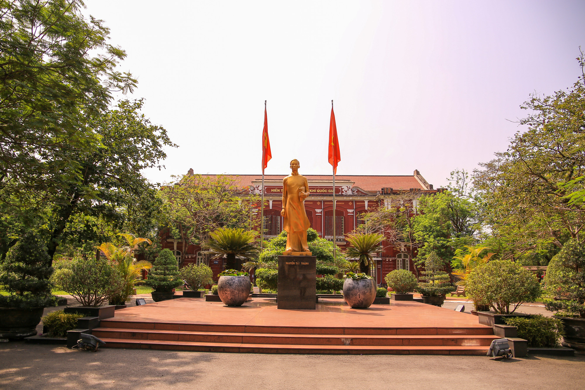 Bức tượng cậu học trò Nguyễn Tất Thành được đặt ở vị trí trang trọng nhất giữa sân trường.