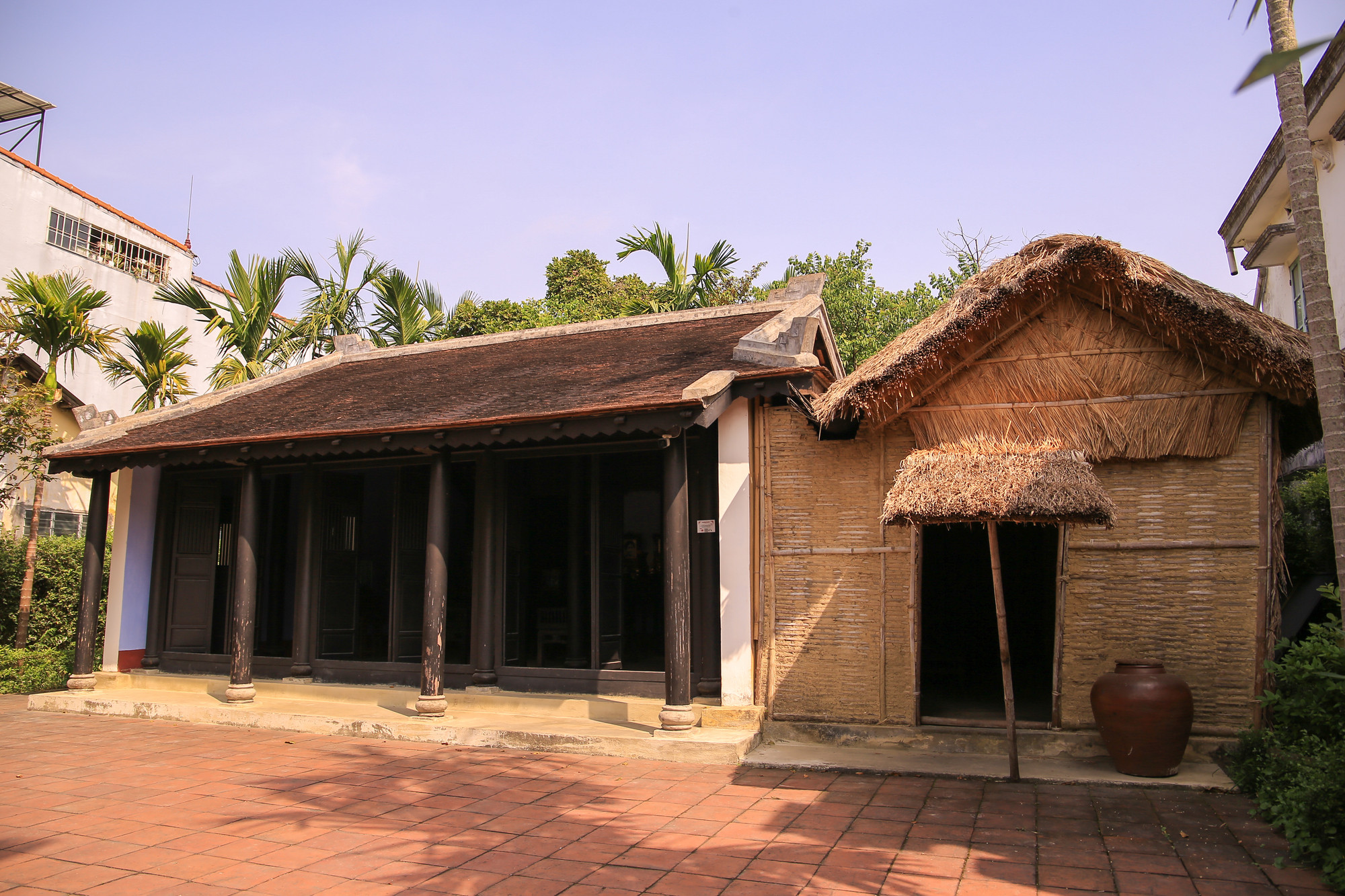 Ngôi nhà rường ba gian, mái ngói giữ phong cách đặc trưng của xứ Huế.