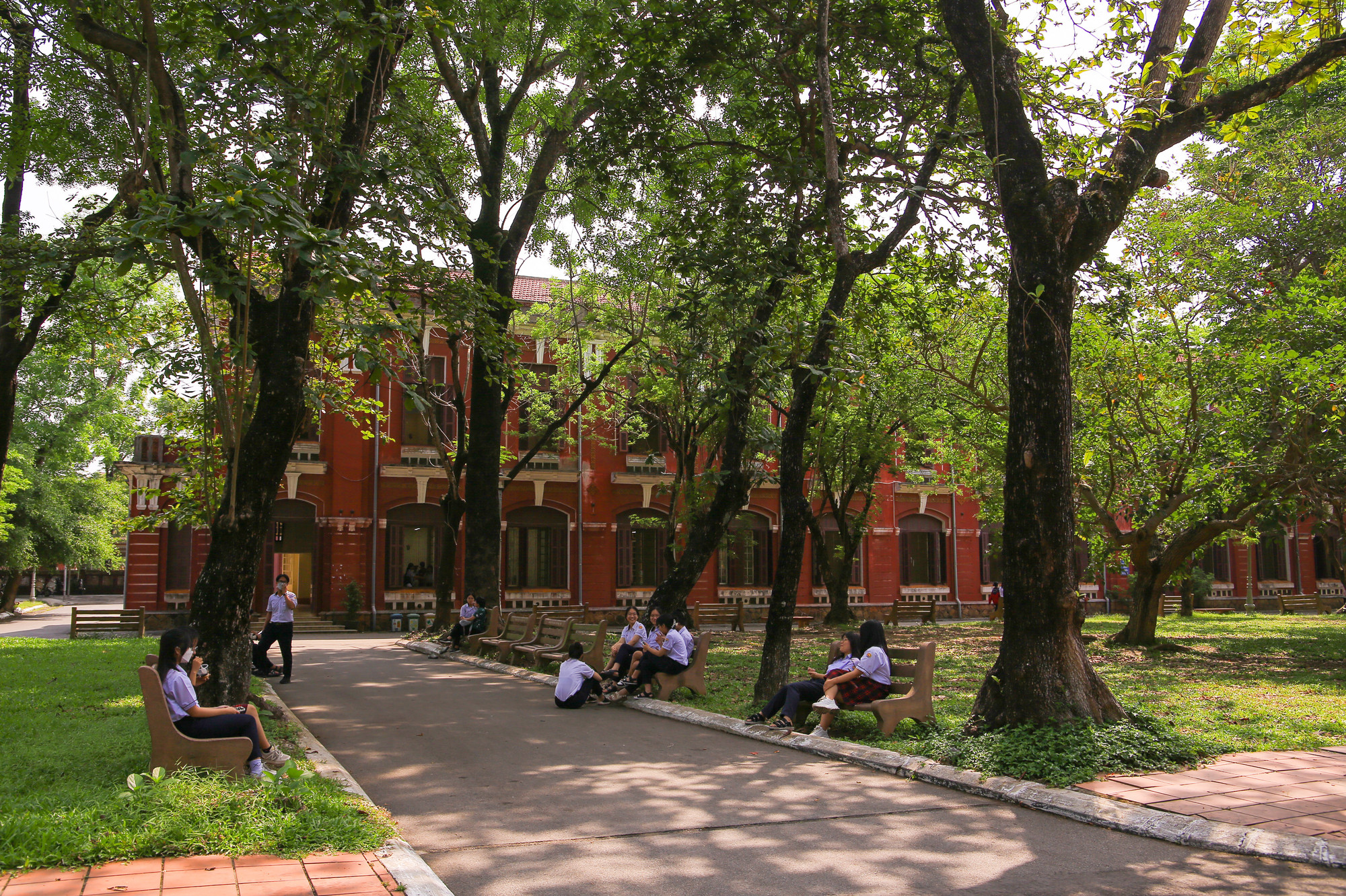 Vào học ở Trường Quốc Học, Nguyễn Tất Thành có điều kiện tiếp thu nền văn minh phương Tây sâu sắc hơn, nhưng Người cũng hiểu rõ hơn bản chất khai hoá mị dân của khẩu hiệu “Tự do - Bình đẳng - Bác ái” mà thực dân Pháp đang rao giảng.