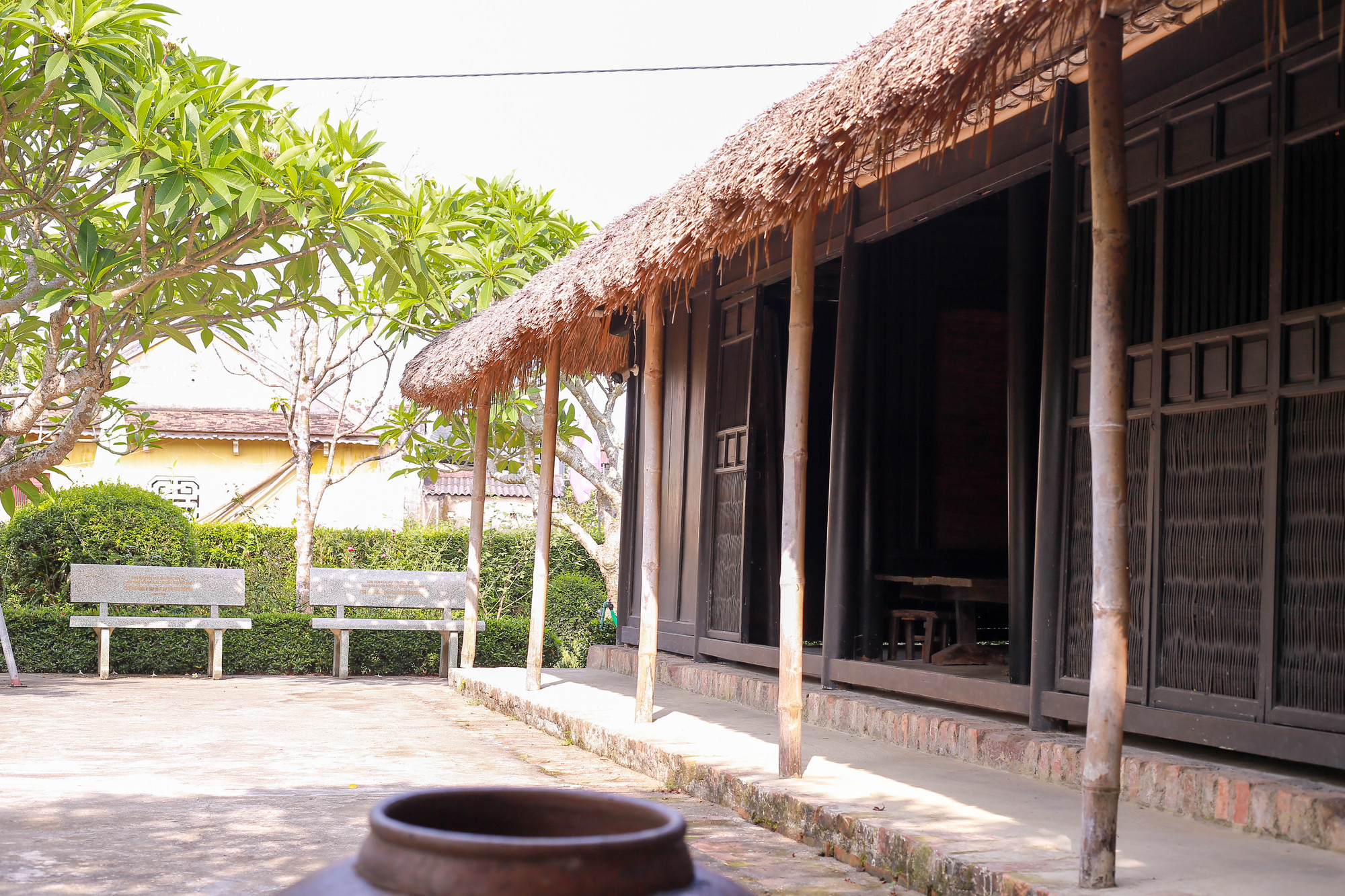 Đây là ngôi nhà nơi Bác đã sống cùng cha và anh trai Nguyễn Sinh Khiêm trong thời gian cụ Nguyễn Sinh Sắc về đây dạy học, từ năm 1898 đến 1900. Tại lớp học chữ Hán của cha trong ngôi nhà này, Bác Hồ đã được học những chữ Hán đầu tiên, đặt nền móng cho nền học vấn Hán học của Người.