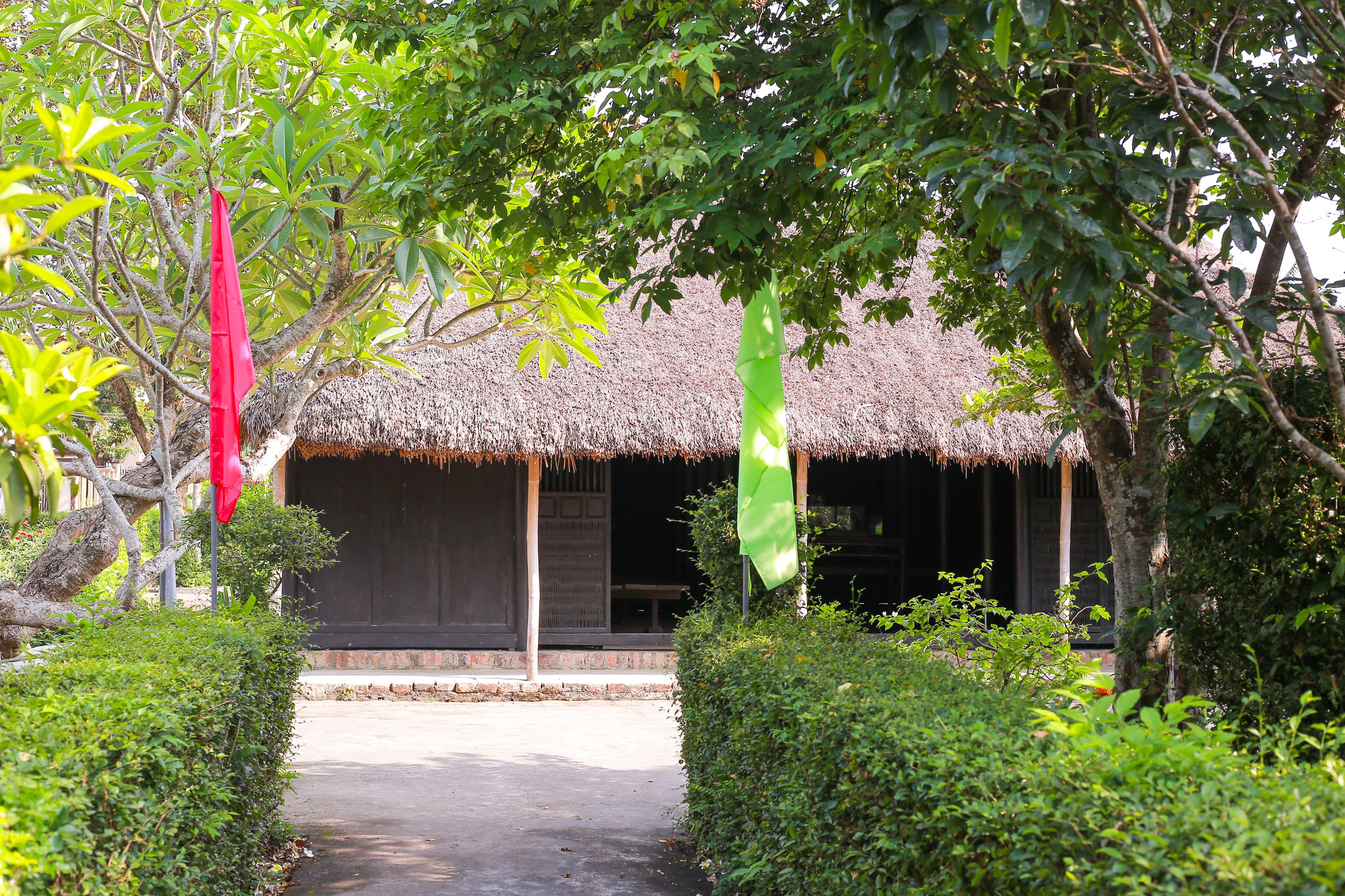 Đây là ngôi nhà nơi Bác đã sống cùng cha và anh trai Nguyễn Sinh Khiêm trong thời gian cụ Nguyễn Sinh Sắc về đây dạy học, từ năm 1898 đến 1900. Tại lớp học chữ Hán của cha trong ngôi nhà này, Bác Hồ đã được học những chữ Hán đầu tiên, đặt nền móng cho nền học vấn Hán học của Người.