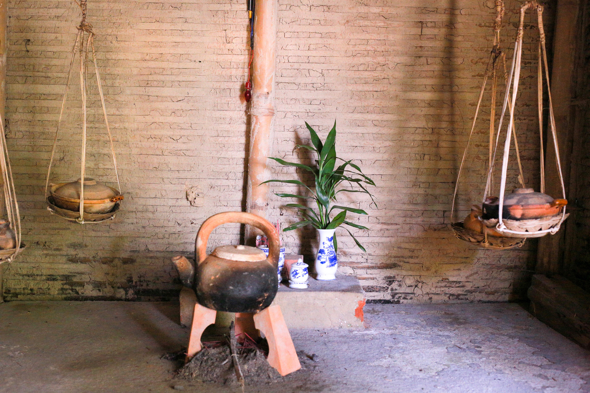 Nhà lưu niệm là căn nhà gỗ nhỏ bé với kiến trúc xưa ba gian, mái lợp bằng tranh, được bài trí bởi những vật dụng đơn sơ. Xung quanh nhà là những hàng cau, cây sứ, cùng những vật dụng như chiếc chum, vại, gáo múc nước…