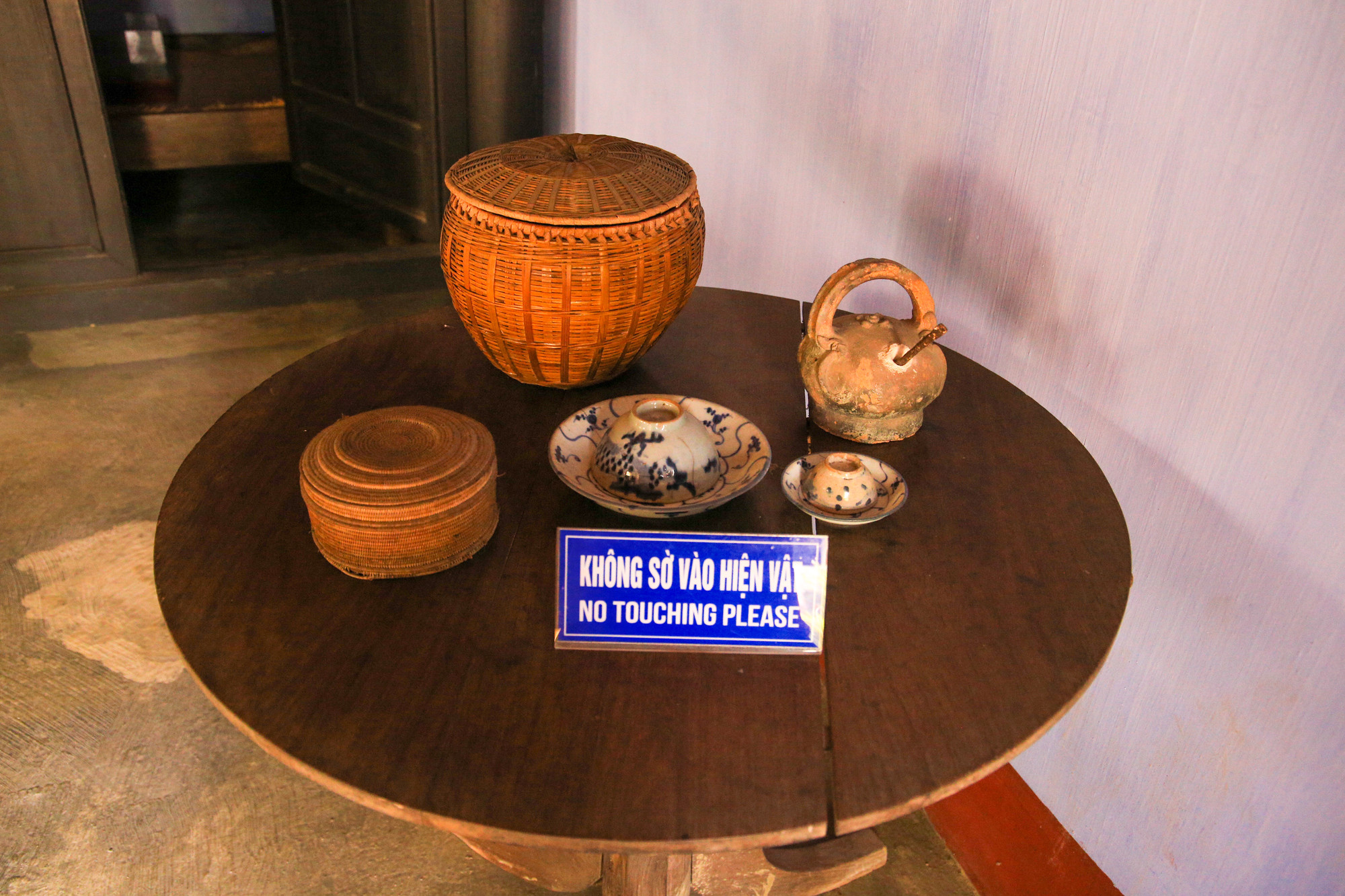 Những kỷ vật trong ngôi nhà rường truyền thống như khung cửi, mâm cơm… gắn liền với thời thơ ấu của Bác Hồ.