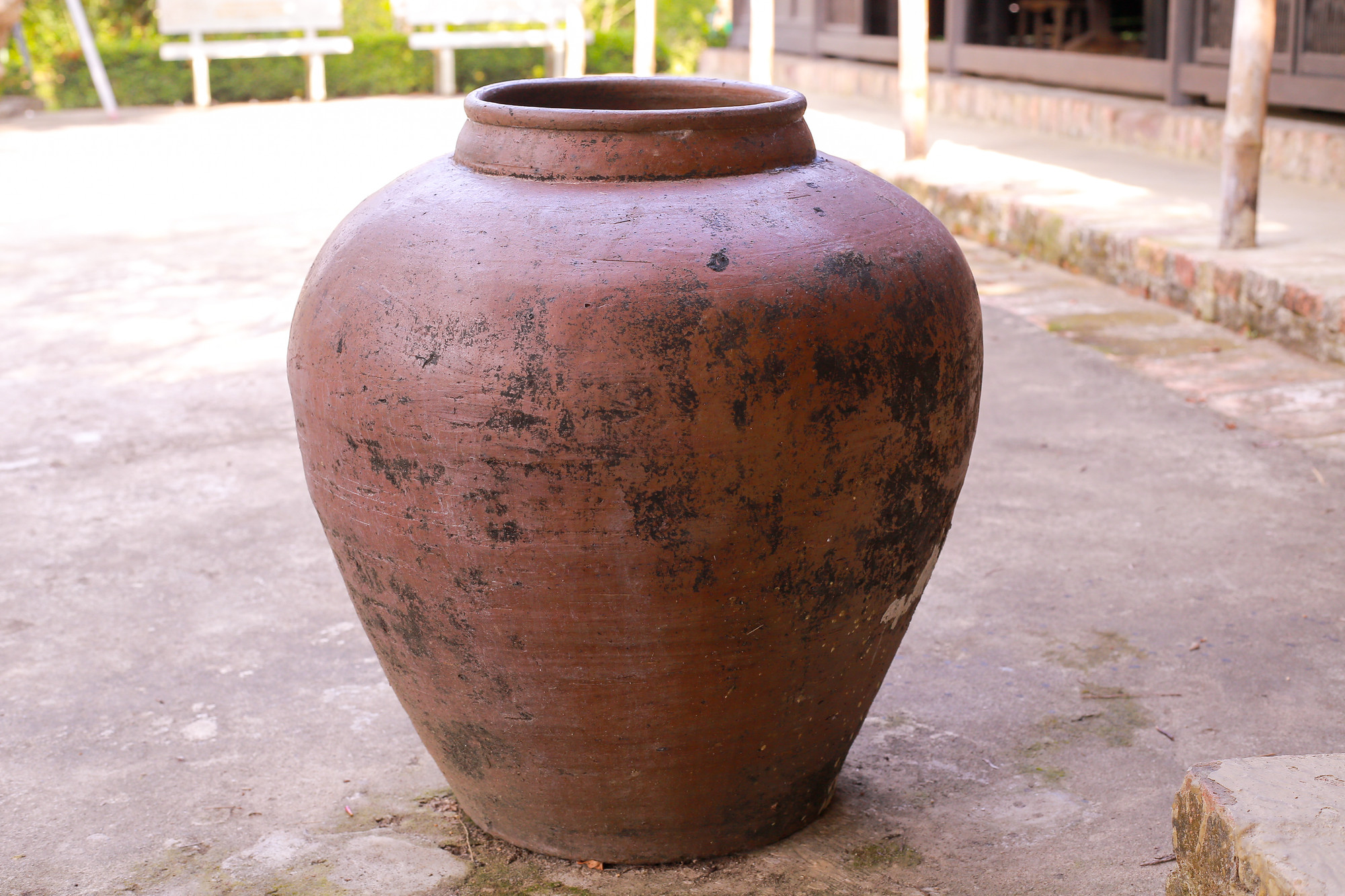 Nhà lưu niệm là căn nhà gỗ nhỏ bé với kiến trúc xưa ba gian, mái lợp bằng tranh, được bài trí bởi những vật dụng đơn sơ. Xung quanh nhà là những hàng cau, cây sứ, cùng những vật dụng như chiếc chum, vại, gáo múc nước…