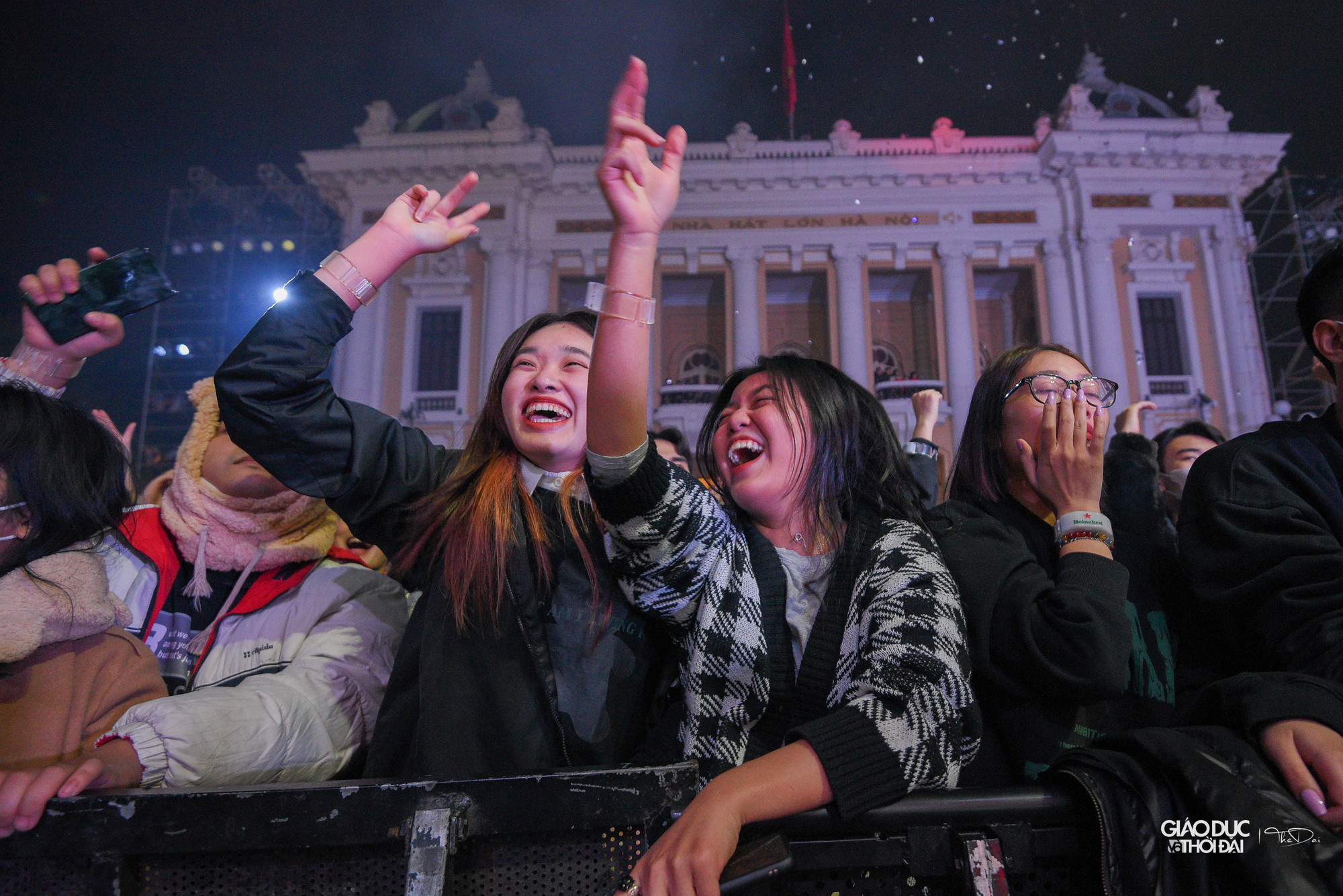 Không khí sôi động được hâm nóng liên tục với các tiết mục biểu diễn của ca sĩ và DJ nổi tiếng.