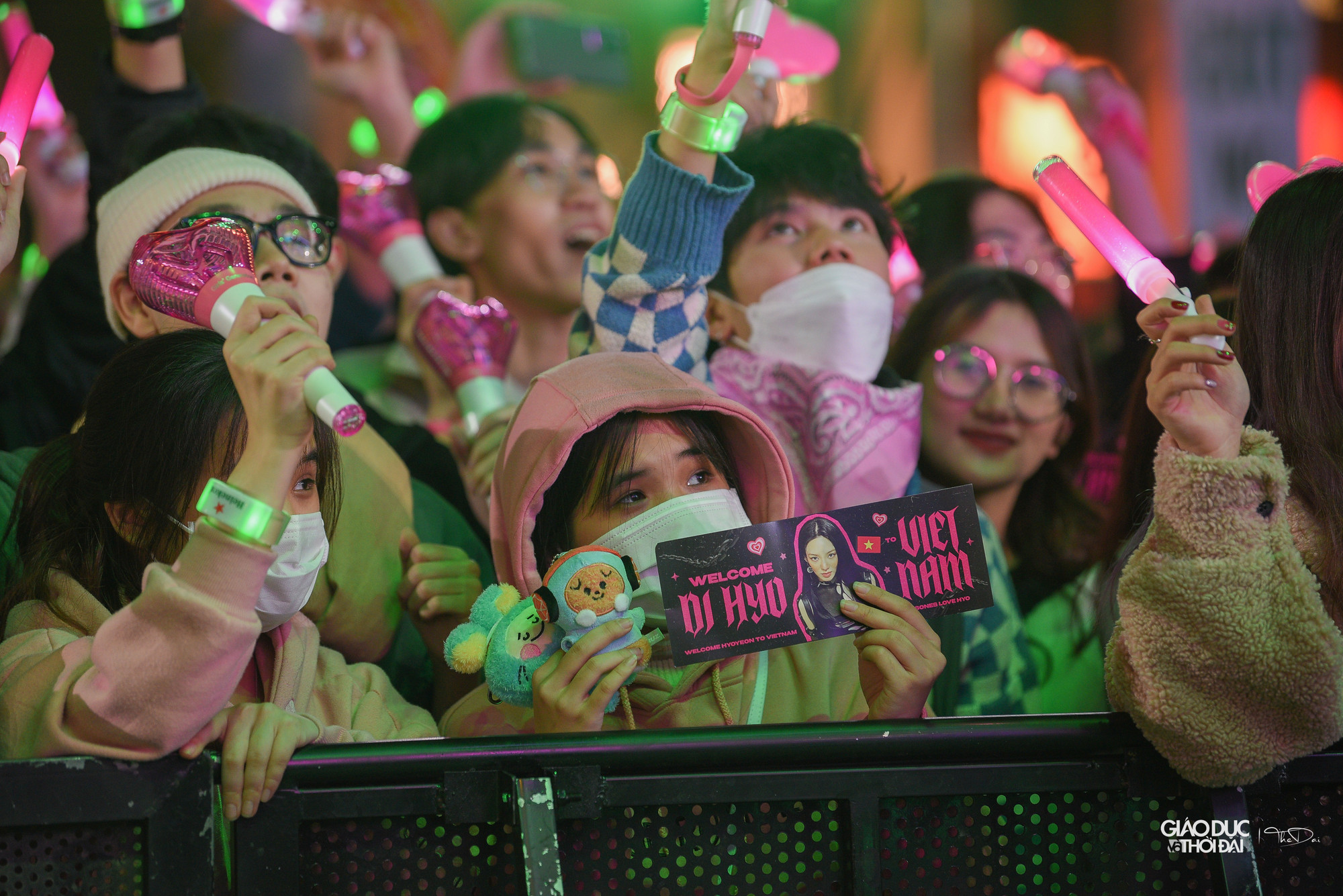 Các bạn trẻ chờ đợi tới giờ biểu diễn.