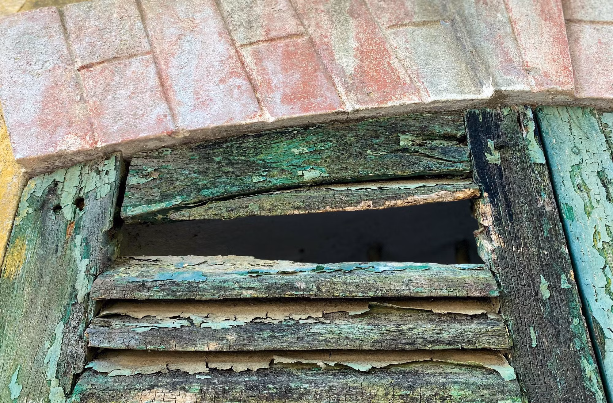 Một số bộ phận bằng gỗ tại cửa sổ, cửa lớn do thời gian quá lâu bị hư hỏng nhẹ.