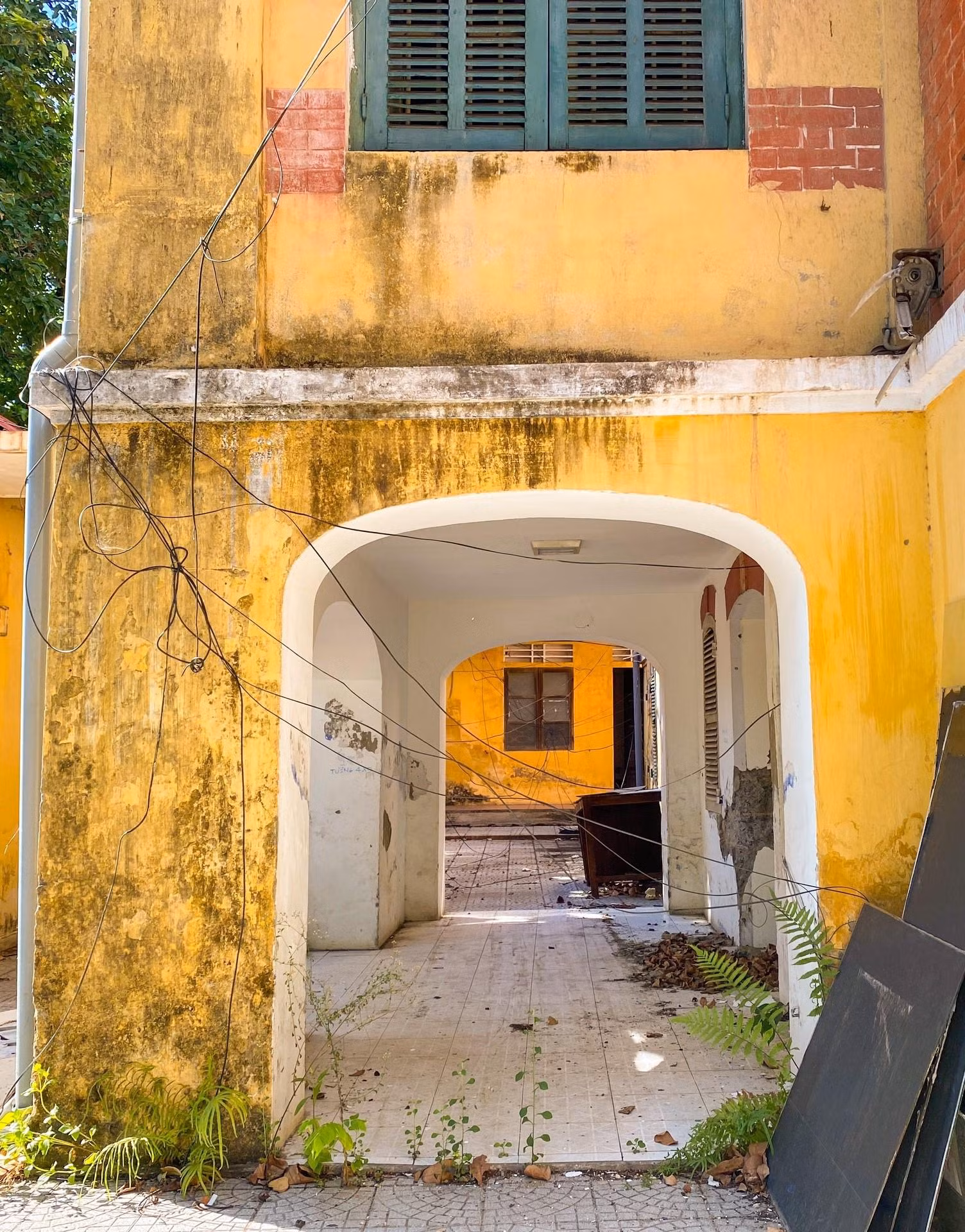 Lớp tường vững chãi ở tầng 1 với nhiều ô cửa thông nhau qua các hàng lang mát mẻ.