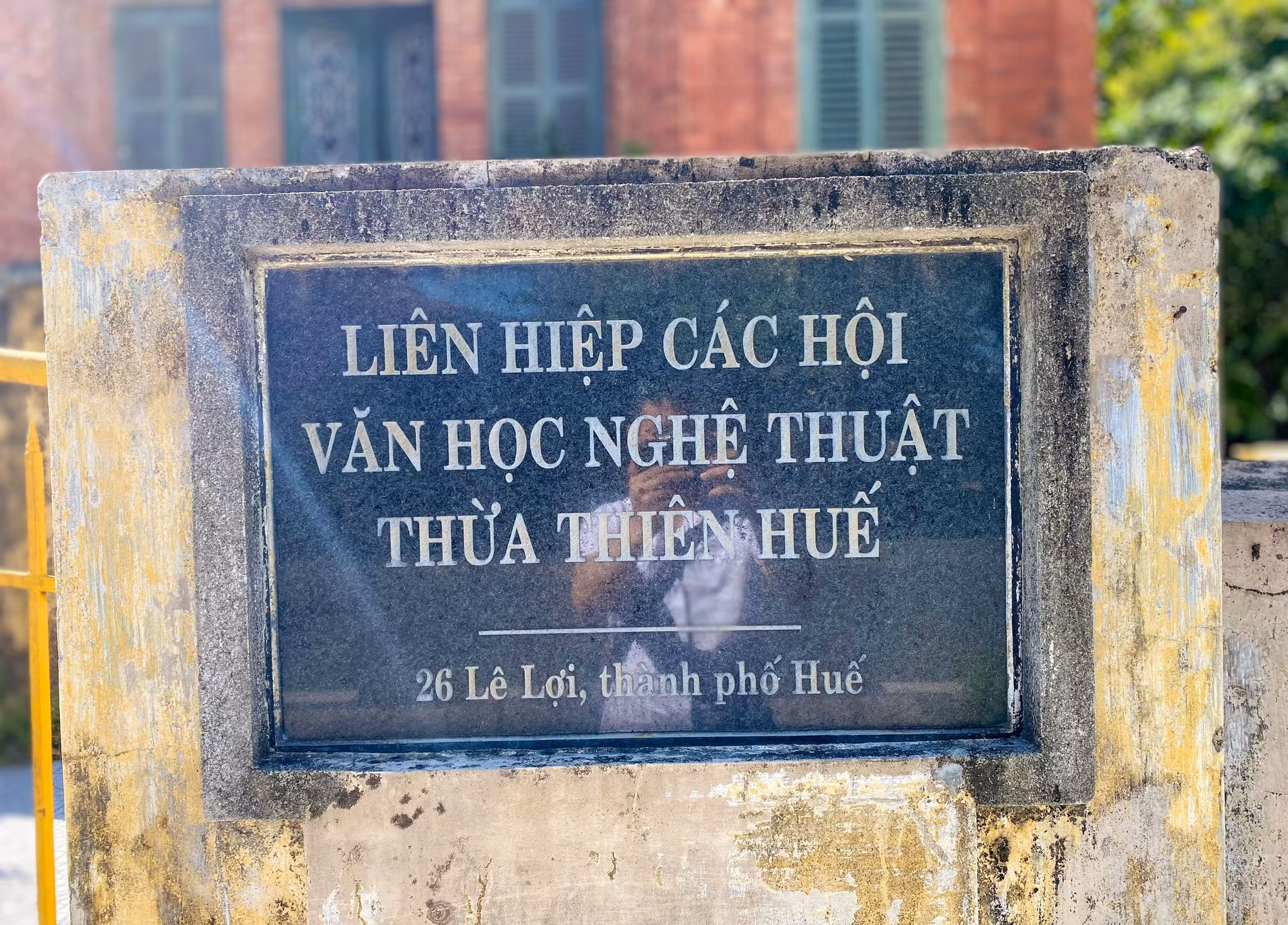 Ngôi biệt thự trước đây từng là nơi làm việc của Liên hiệp hội Văn học nghệ thuật tỉnh Thừa Thiên - Huế.