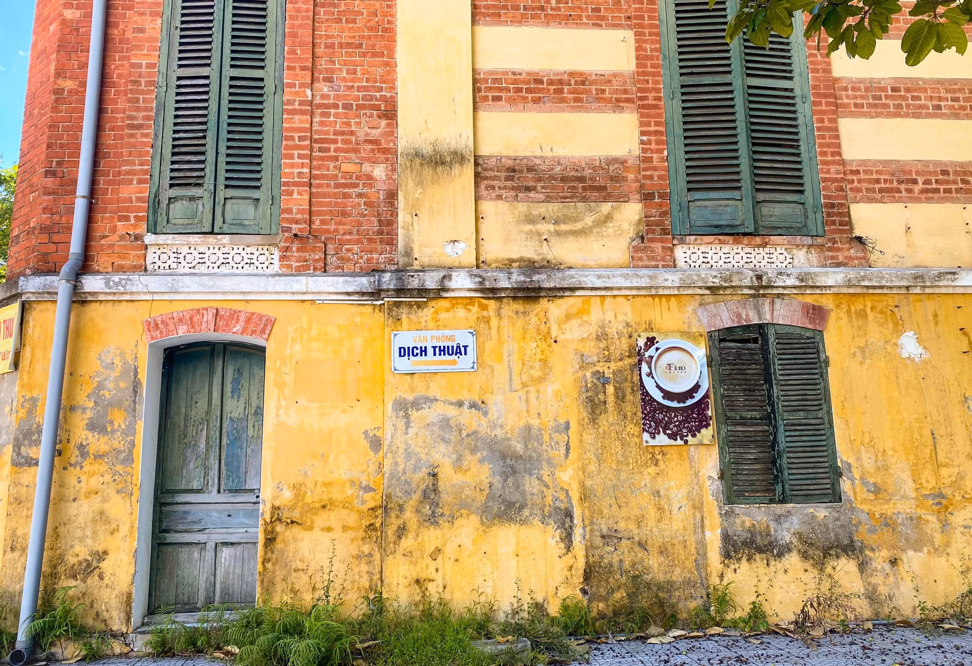 Những mảng tường gạch và cửa vòm cong đầy hoài niệm.