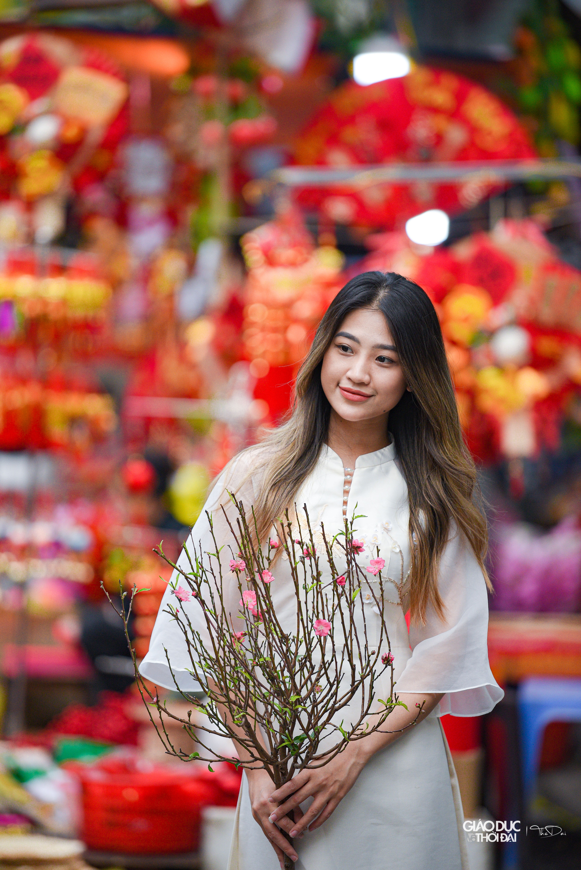 Nhiều bạn trẻ tới đây chụp ảnh cùng hoa đào để lưu giữ lại khoảnh khắc trước thềm Xuân mới.