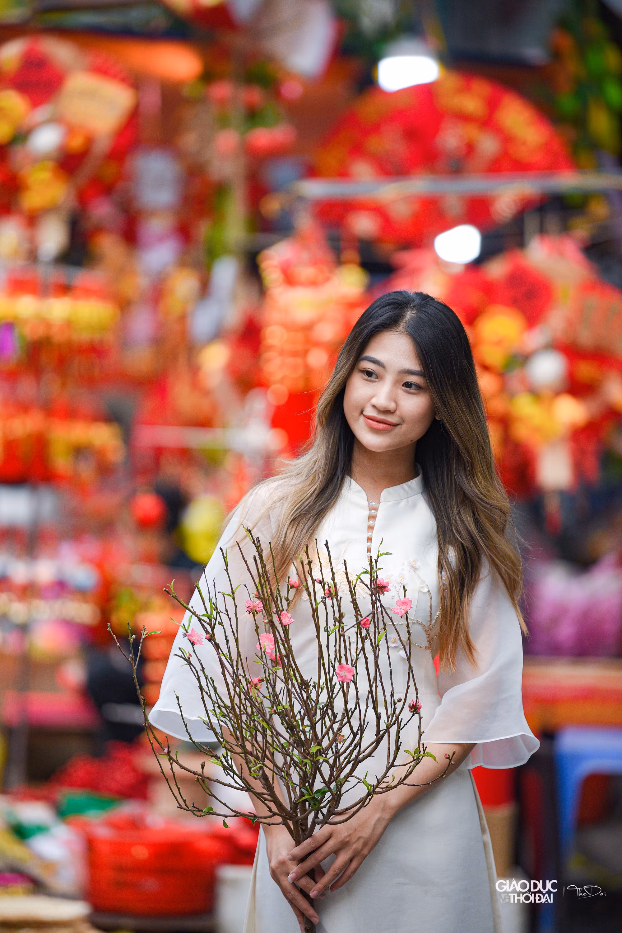 Nhiều bạn trẻ tới đây chụp ảnh cùng hoa đào để lưu giữ lại khoảnh khắc trước thềm Xuân mới.